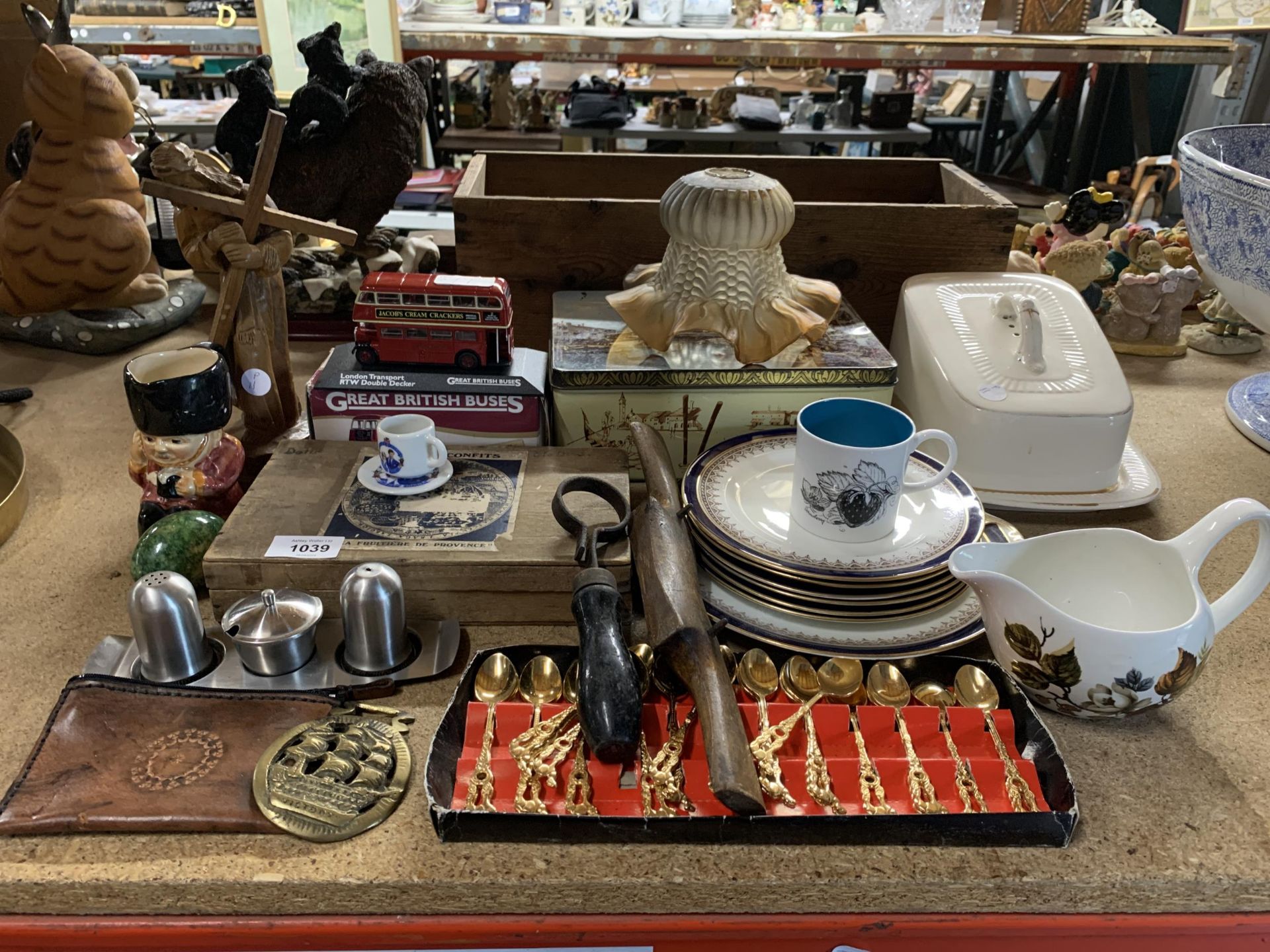 A MIXED LOT TO INCLUDE A LONDON TRANSPORT DOUBLE DECKER BUS, CRUET SET, CERAMIC CHEESE DISH, VINTAGE