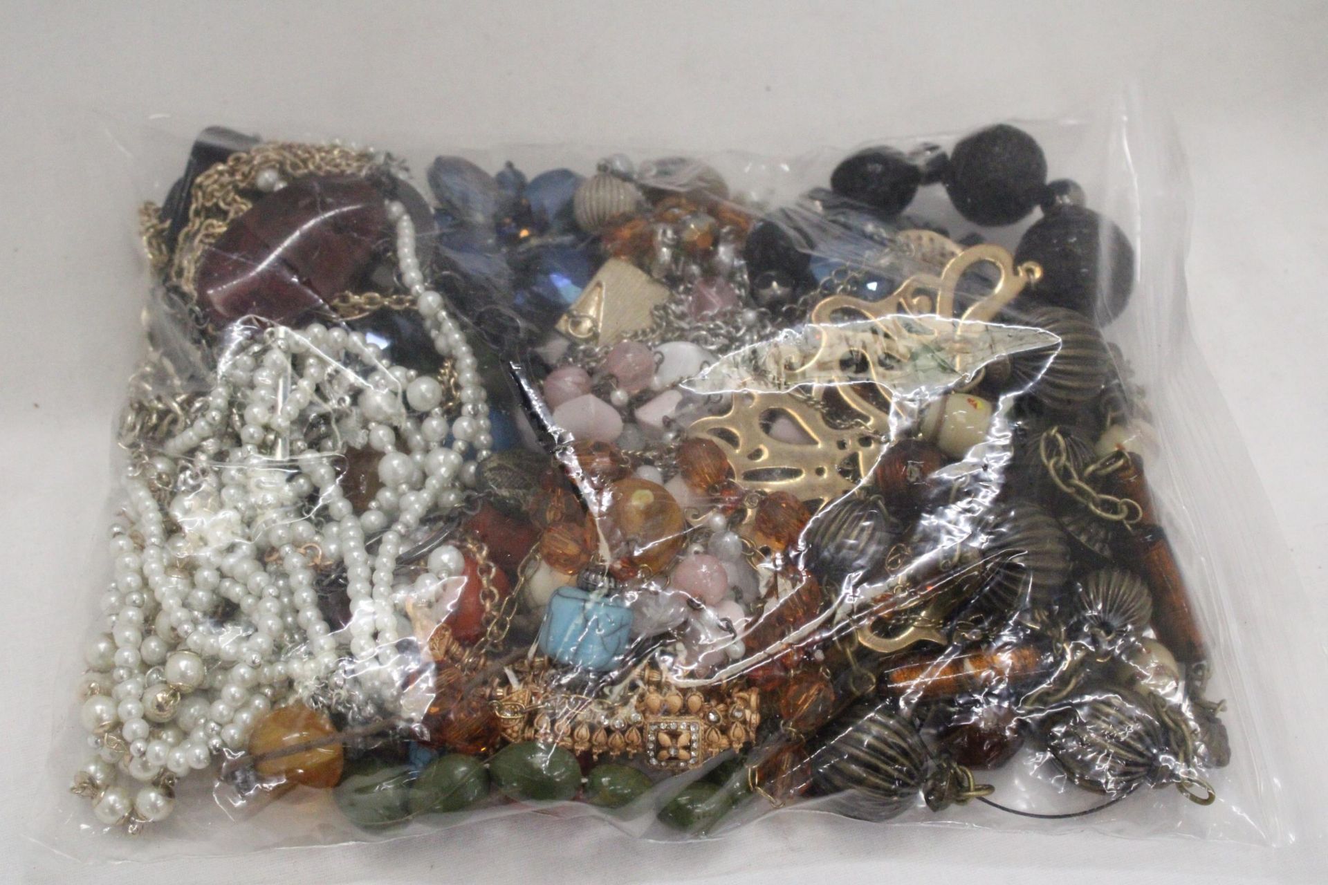 A BAG OF VINTAGE COSTUME JEWELLERY - Image 5 of 5