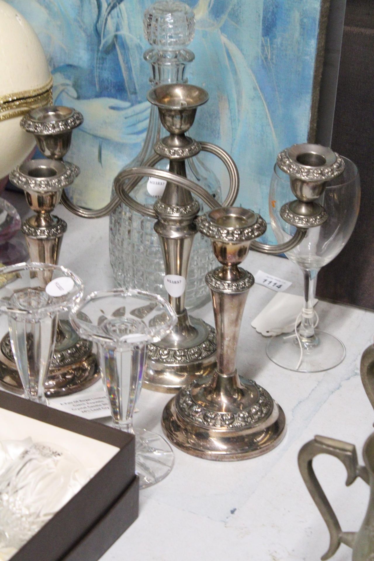 AN ASSORTMENT OF ITEMS TO INCLUDE A PAIR OF ROYAL LIMITED CZECH REPUBLIC CRYSTAL CANDLE STICKS, - Image 4 of 5