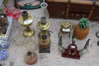 AN ASSORTMENT OF VINTAGE ITEMS TO INCLUDE A BRASS SPIRIT KETTLE, OIL LAMPS AND A PAIR OF CATTLE