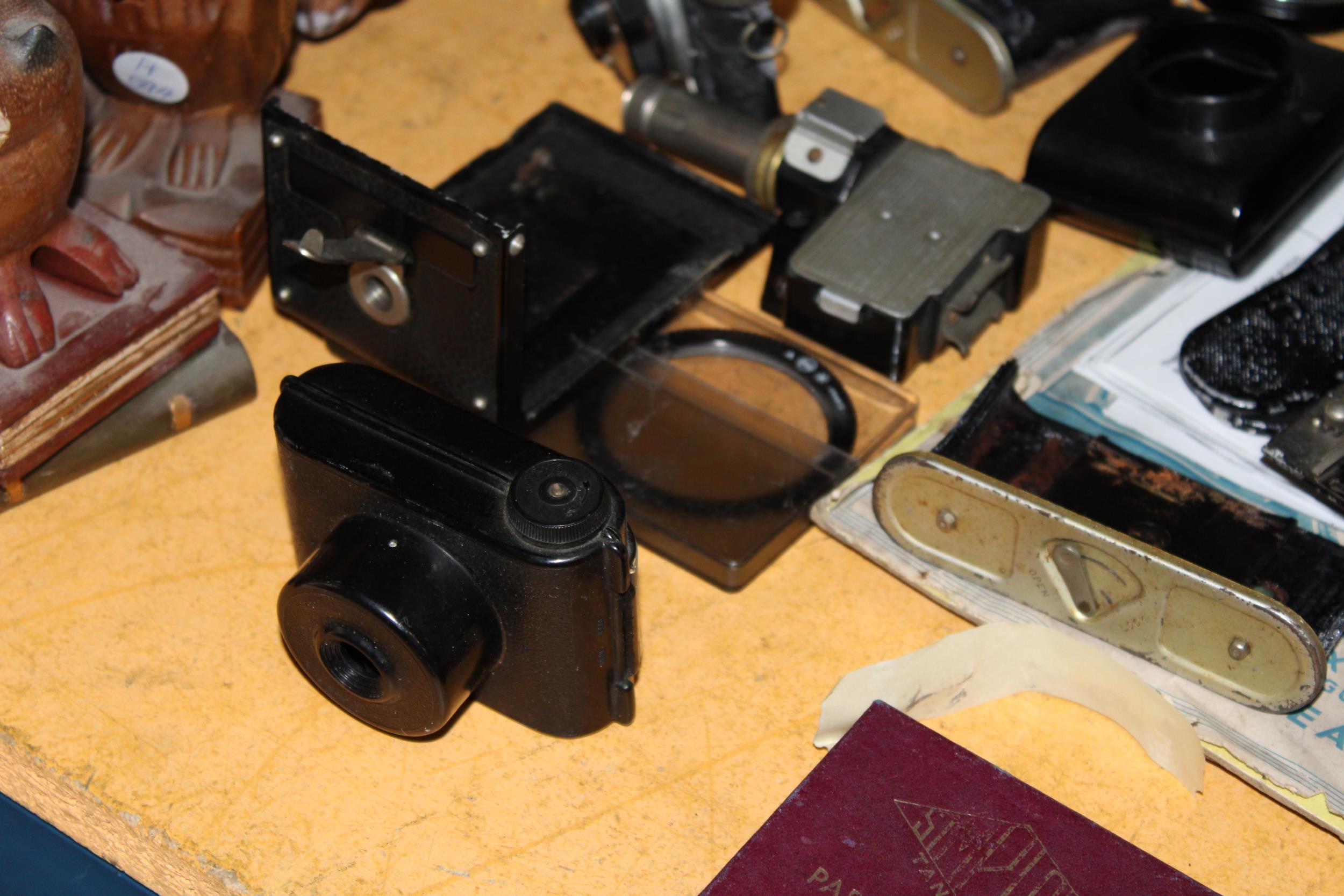 A COLLECTION OF VINTAGE CAMERAS, SOME FOR SPARES AND PARTS, TO INCLUDE AN ENSIGN 'MULCHRO' - Image 4 of 6