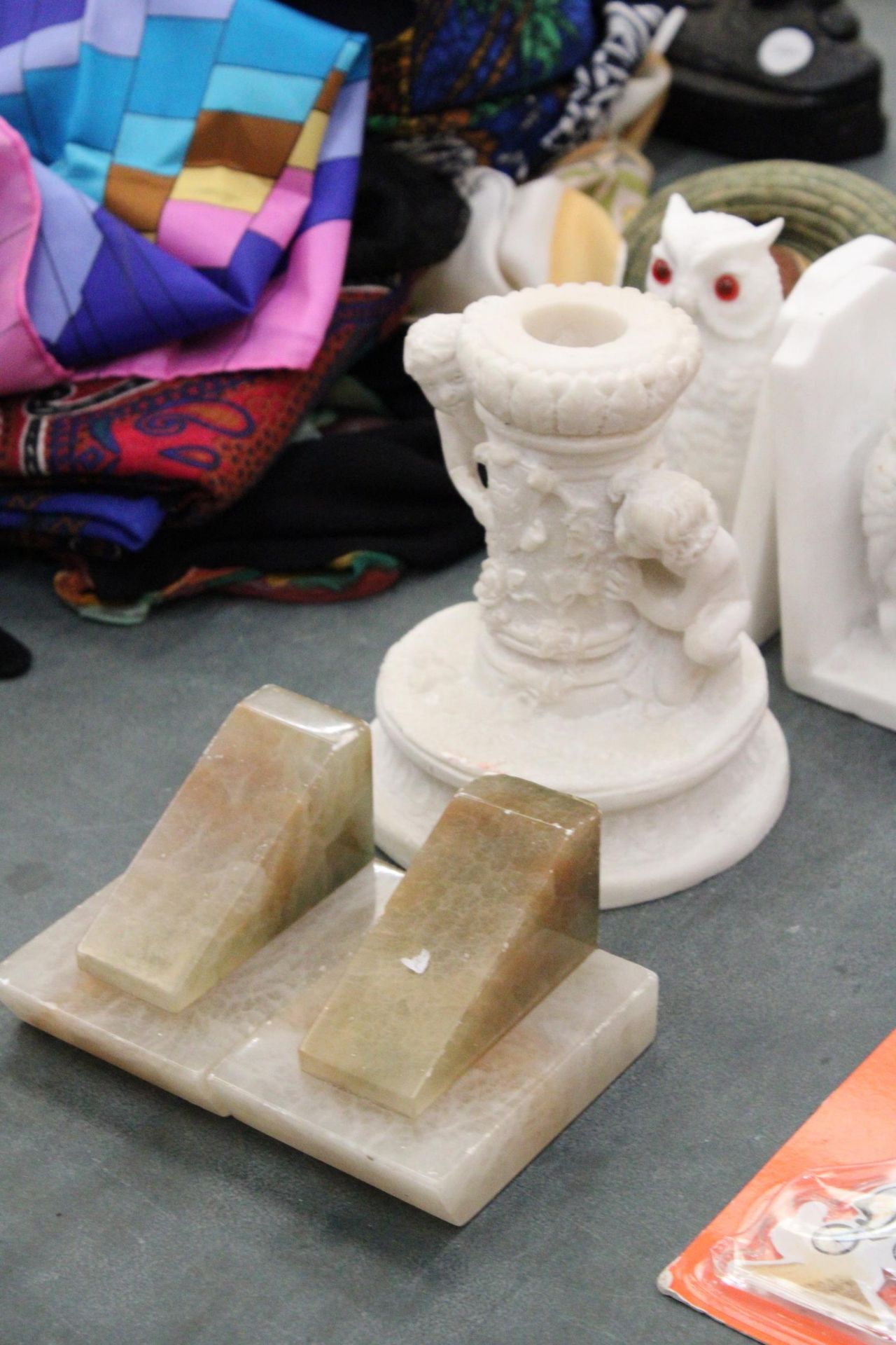A MIXED LOT TO INCLUDE TWO BOSSUN'S STYLE CHALK HEADS, A PAIR OF ONYX BOOKENDS, A FURTHER PAIR OF - Image 2 of 5