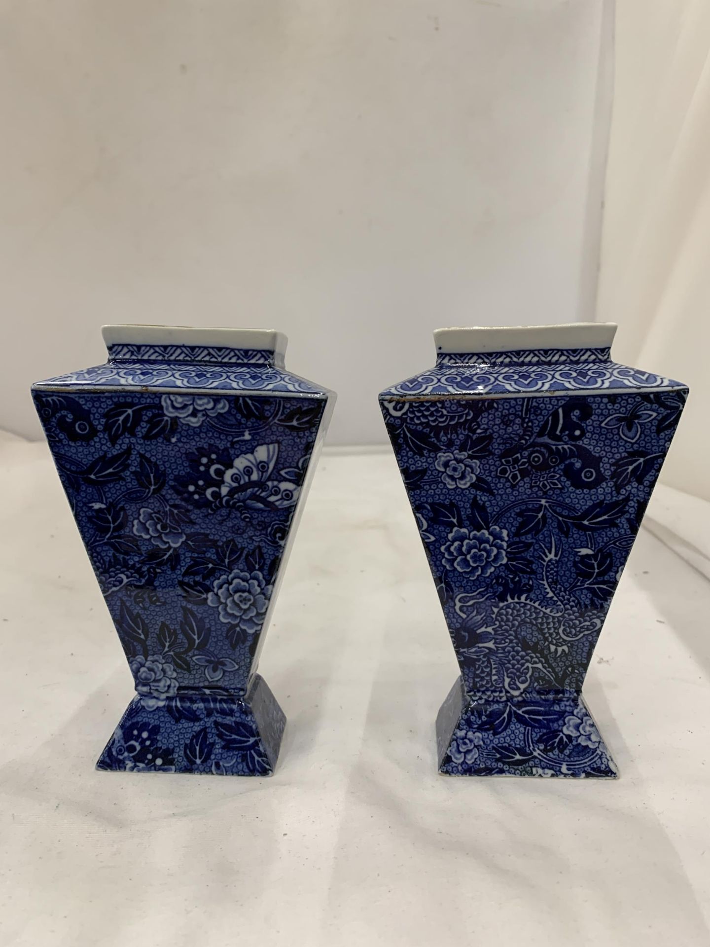 A PAIR OF EARLY 20TH CENTURY, SHELLEY, 'BLUE DRAGON' VASES, HEIGHT 15CM - Image 3 of 9