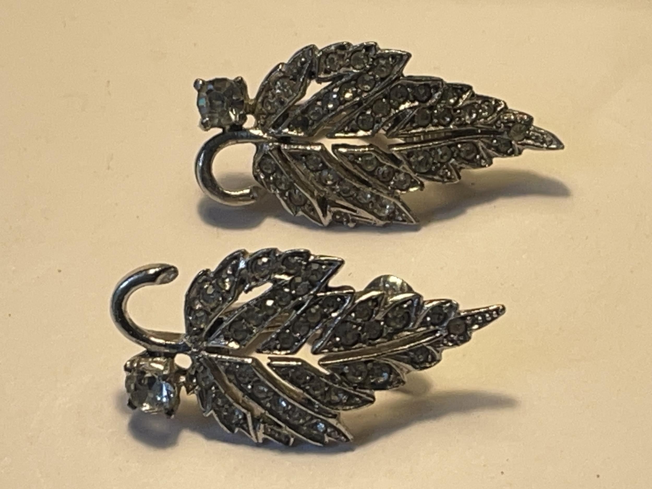 A PAIR OF 1040'S METAL RHODIUM AND CLEAR STONE EARRINGS IN A LEAF DESIGN WITH PRESENTATION BOX - Image 3 of 4