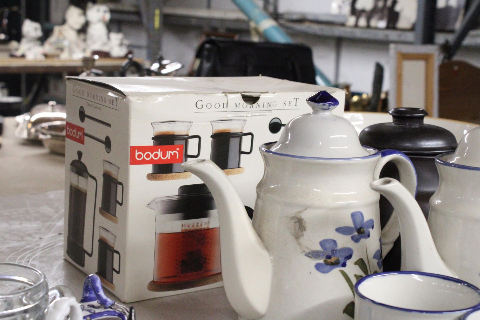 TWO VINTAGE HANDPAINTED COFFEPOTS TO INCLUDE MUGS AND LIDDED SUGAR BOWL, BODUM GOOD MORNING SET, - Image 4 of 7