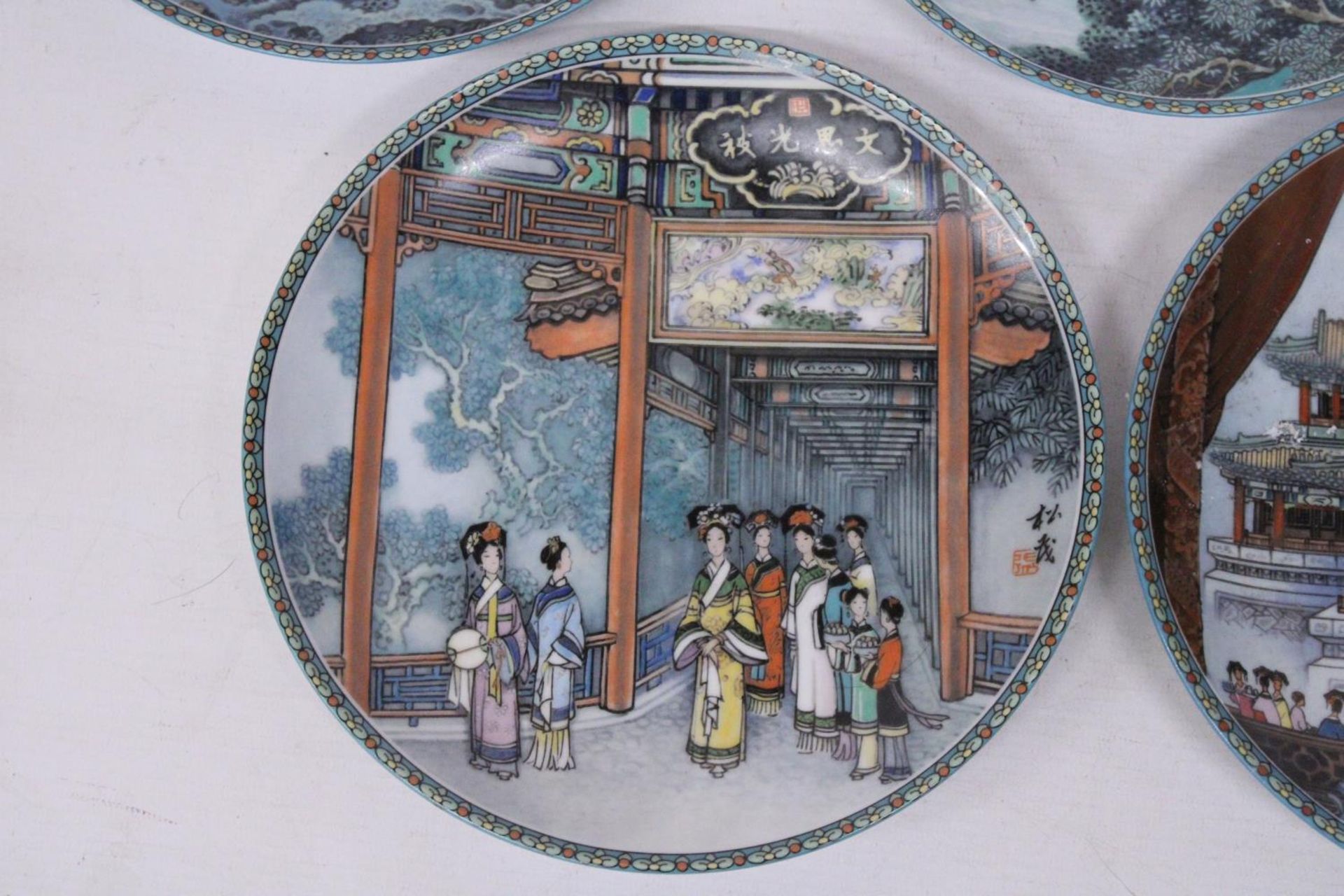 FIVE VINTAGE IMPERIAL JINGDEZHEN PORCELAIN PLATES SCENES FROM THE SUMMER PALACE - 21 CM - Image 5 of 8