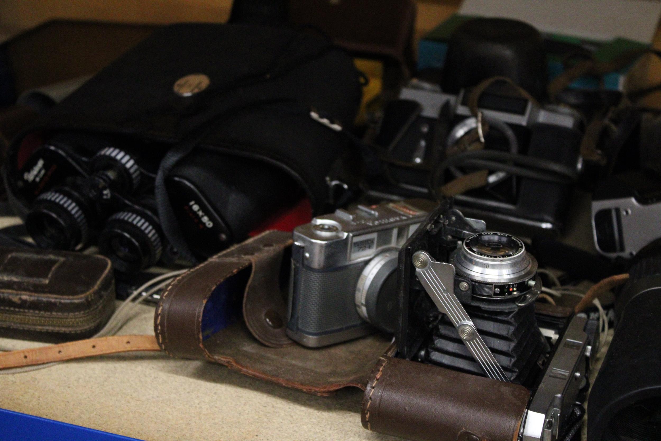 A LARGE QUANTITY OF CAMERAS AND ACCESSORIES TO INCLUDE YASHICA, MINOLTA, ZENIT-B ETC PLUS A - Image 3 of 7