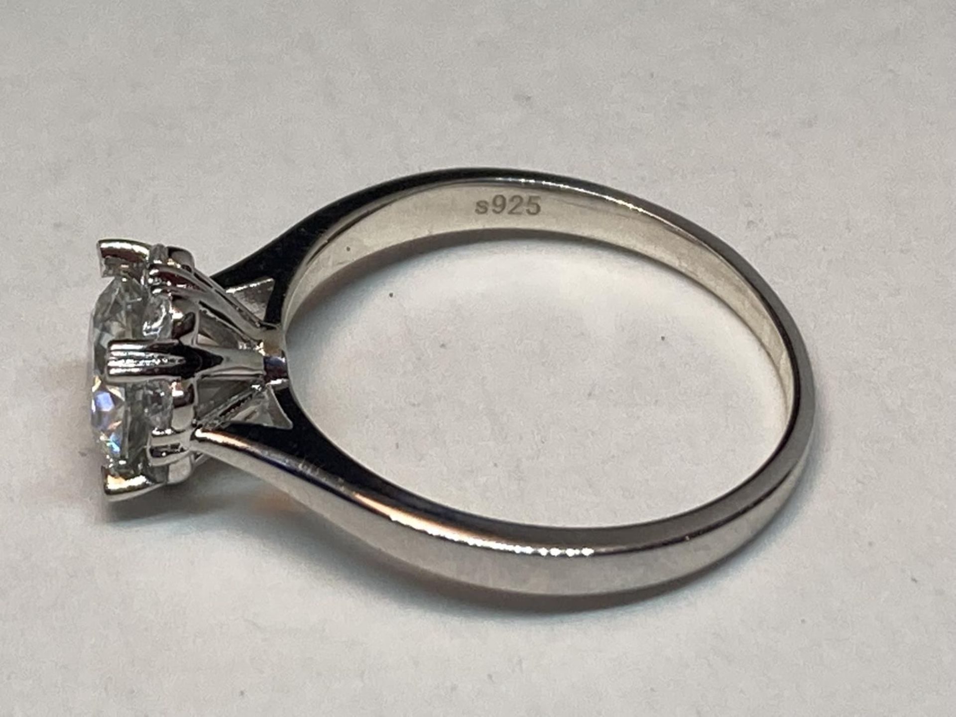 A MARKED 925 ONE CARAT SOLITAIRE MOISSANITE RING, SIZE N/O, WITH PRESENTATION BOX, AND GMA - Bild 7 aus 12