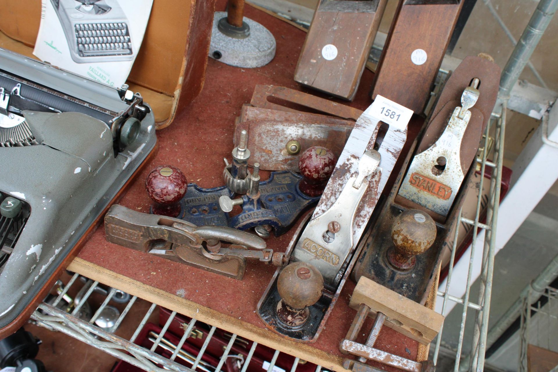 AN ASSORTMENT OF VINTAGE WOOD PLANES TO INCLUDE STANLEY, RECORD AND ACORN ETC - Image 2 of 2