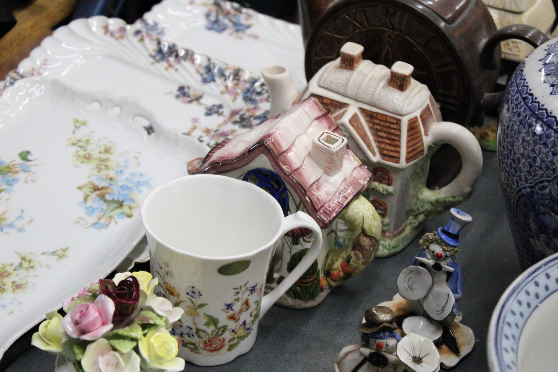 A QUANTITY OF CERAMICS TO INCLUDE NOVELTY TEAPOTS, PLATES, A CERAMIC POSY, BAROMETER IN A HORSESHOE, - Image 5 of 6