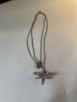 A MARKED 925 SILVER NECKLACE WITH A SILVER AND COLOURED STONE DRAGONFLY PENDANT