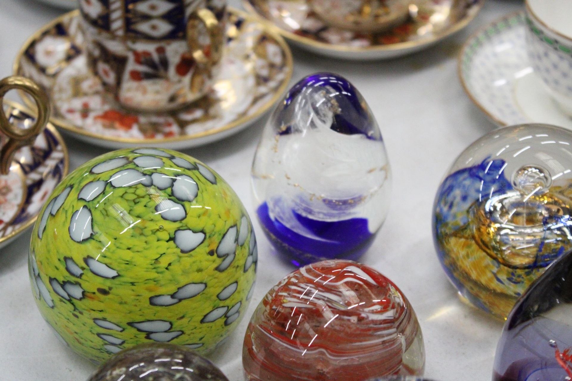 A COLLECTION OF SEVEN GLASS PAPERWEIGHTS TO INCLUDE SIGNED M'DINA AND CAITHNESS - Image 3 of 5