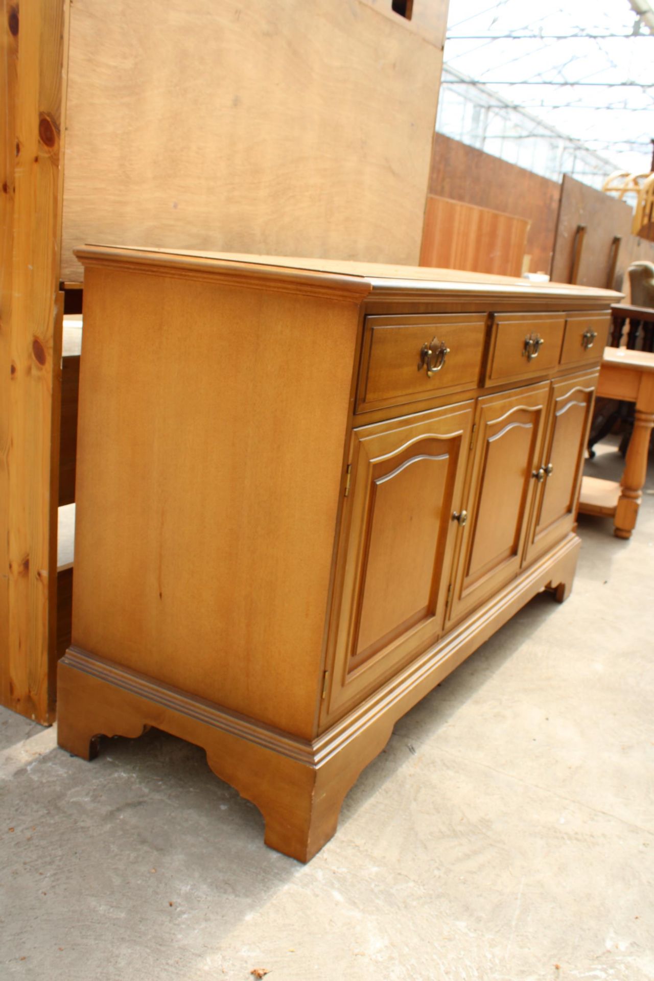 A MODERN STAG SIDEBOARD ENCLOSING THREE DRAWERS AND THREE CUPBOARDS, 52" WIDE - Image 2 of 5