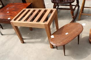 A RETRO TEAK OVULAR SMALL TABLE ON TAPERING LEGS 21" X 11" AND LUGGAGE STAND