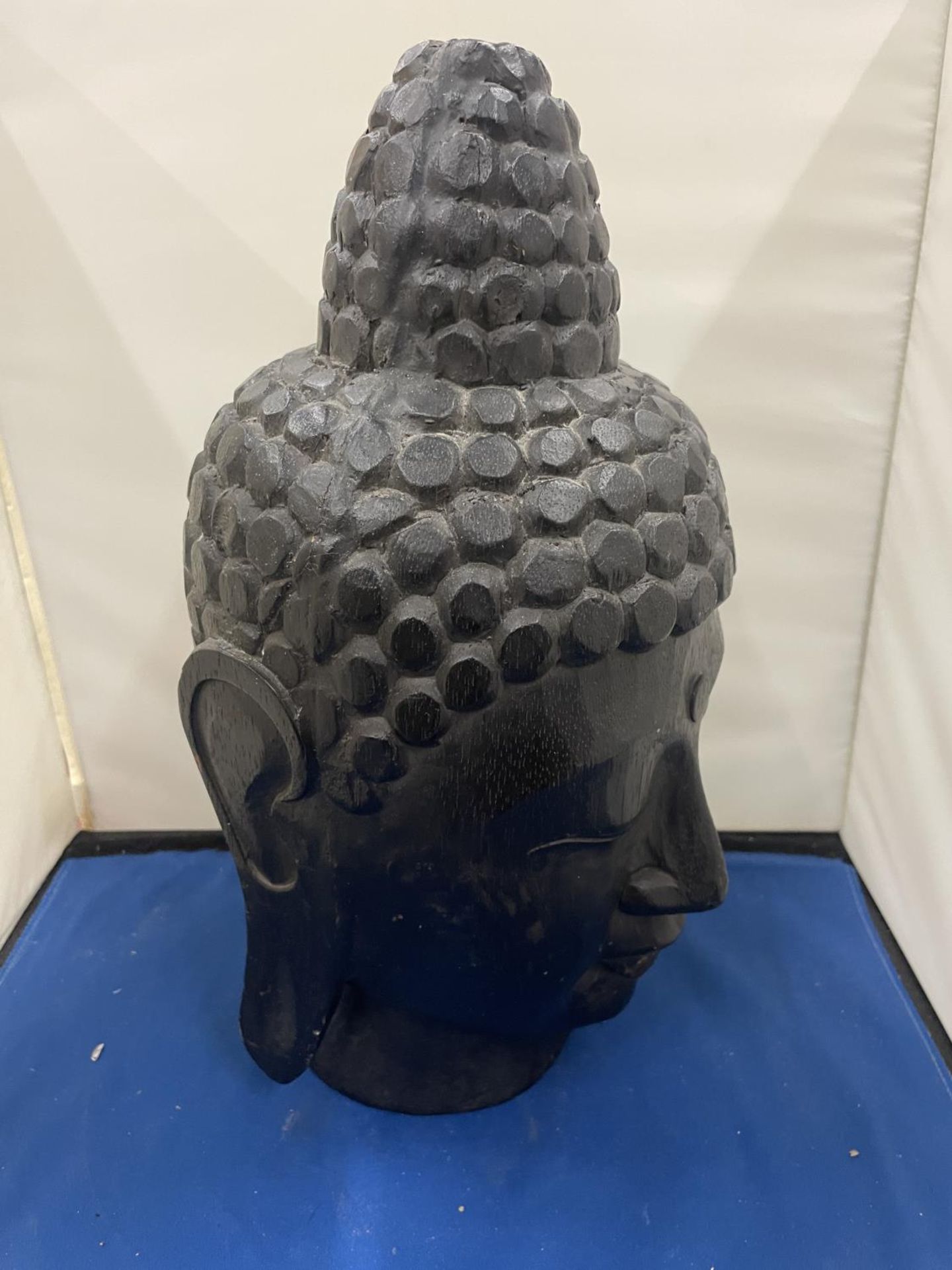 A LARGE CARVED BUDDHA HEAD 34CM TALL - Image 3 of 8
