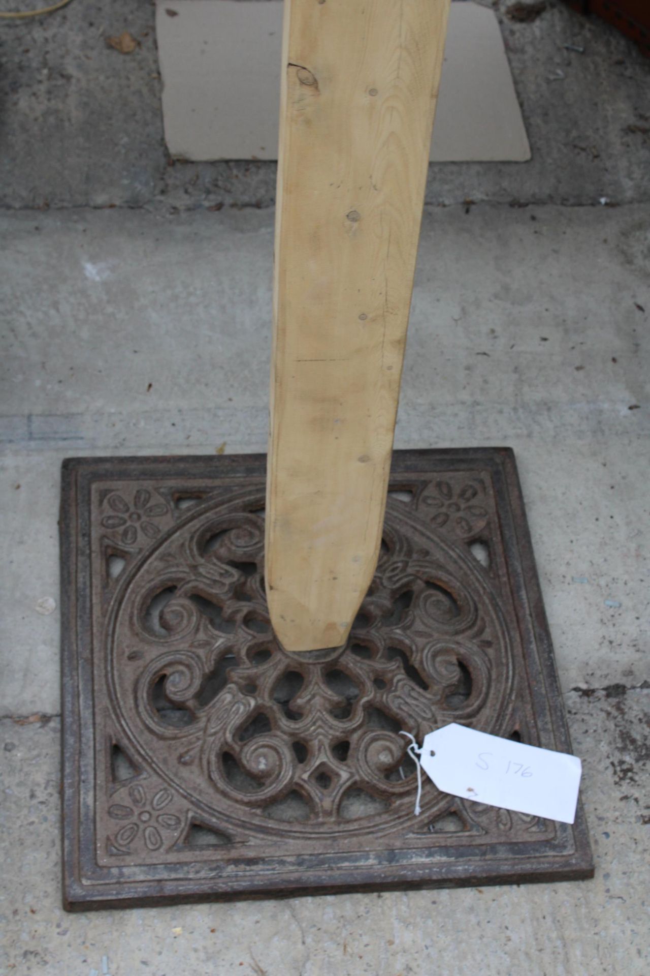 A WOODEN BIRD TABLE WITH DECORATIVE CAST IRON BASE - Image 2 of 2