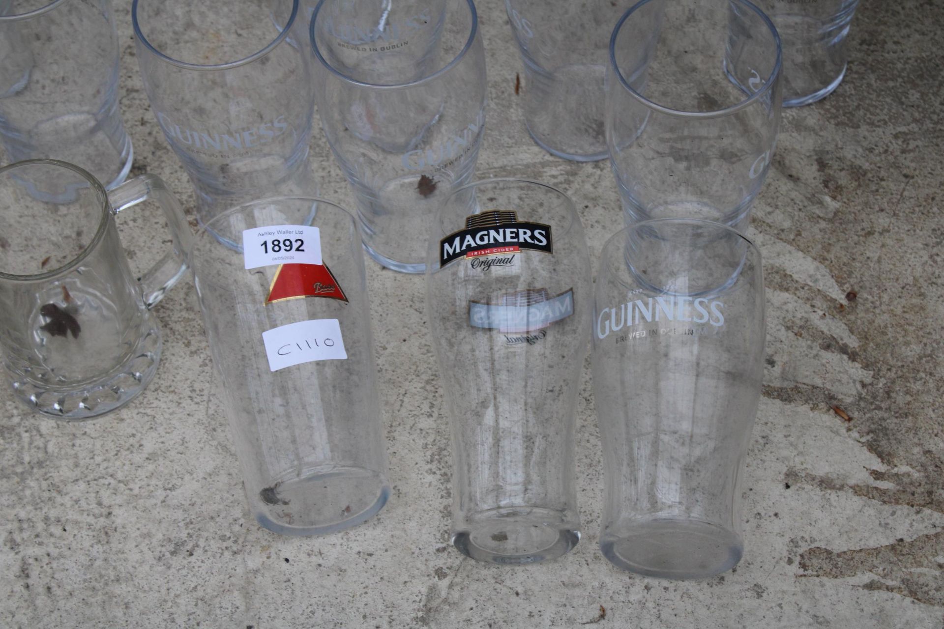 AN ASSORTMENT OF VARIOUS PUB GLASSES TO INCLUDE BRANDED PINT POTS - Image 2 of 3