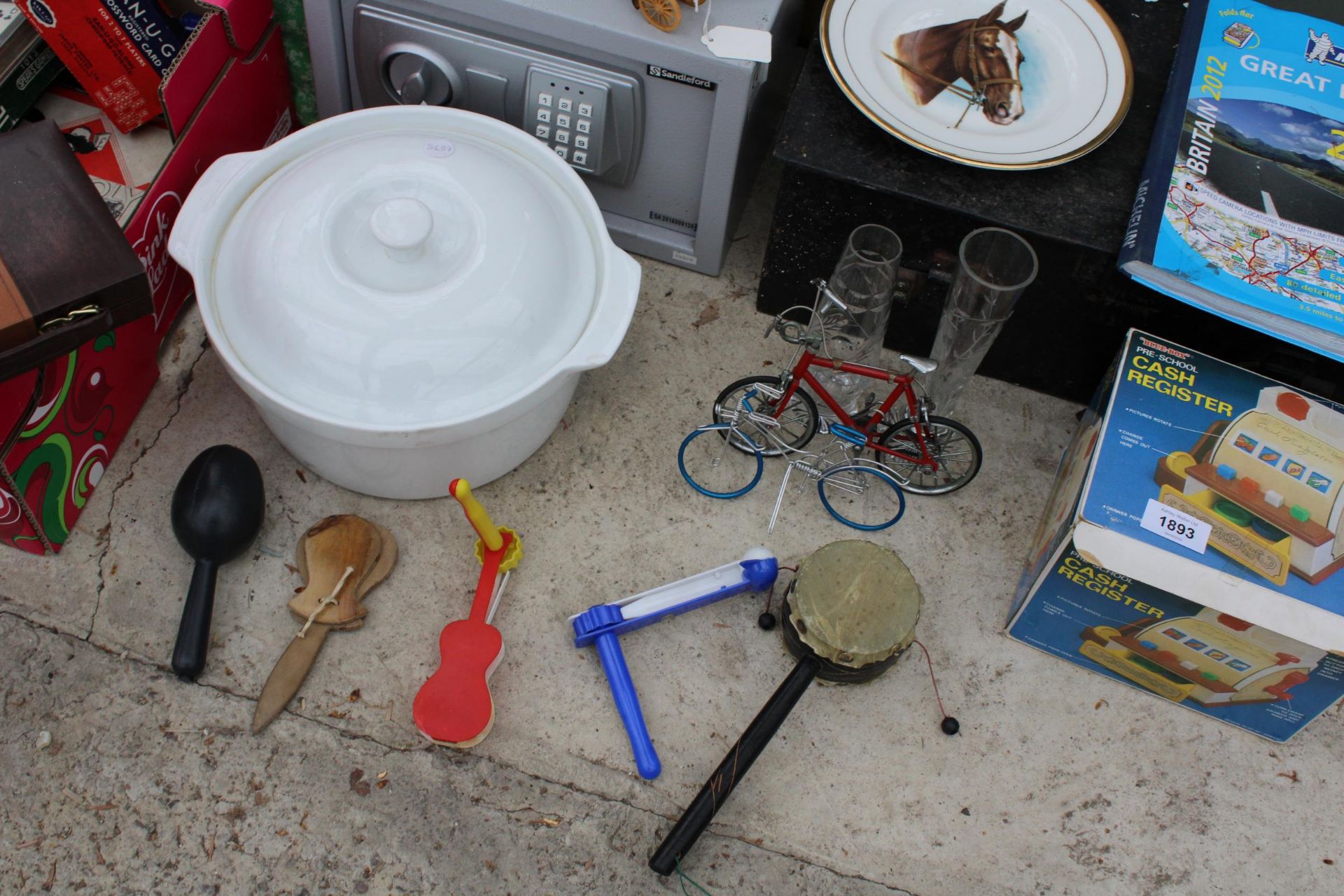 AN ASSORTMENT OF ITEMS TO INCLUDE A DIGITAL SAFE, MUSICAL INSTRUMENTS AND A COOKING POT ETC - Image 2 of 4