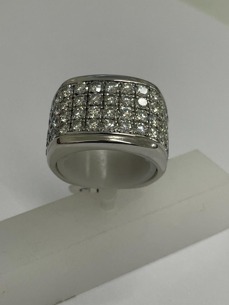 A GENTLEMAN'S 14 CARAT WHITE GOLD RING SET WITH APPROXIMATELY 5 CARATS OF BRILLIANT CUT DIAMONDS, - Image 4 of 8