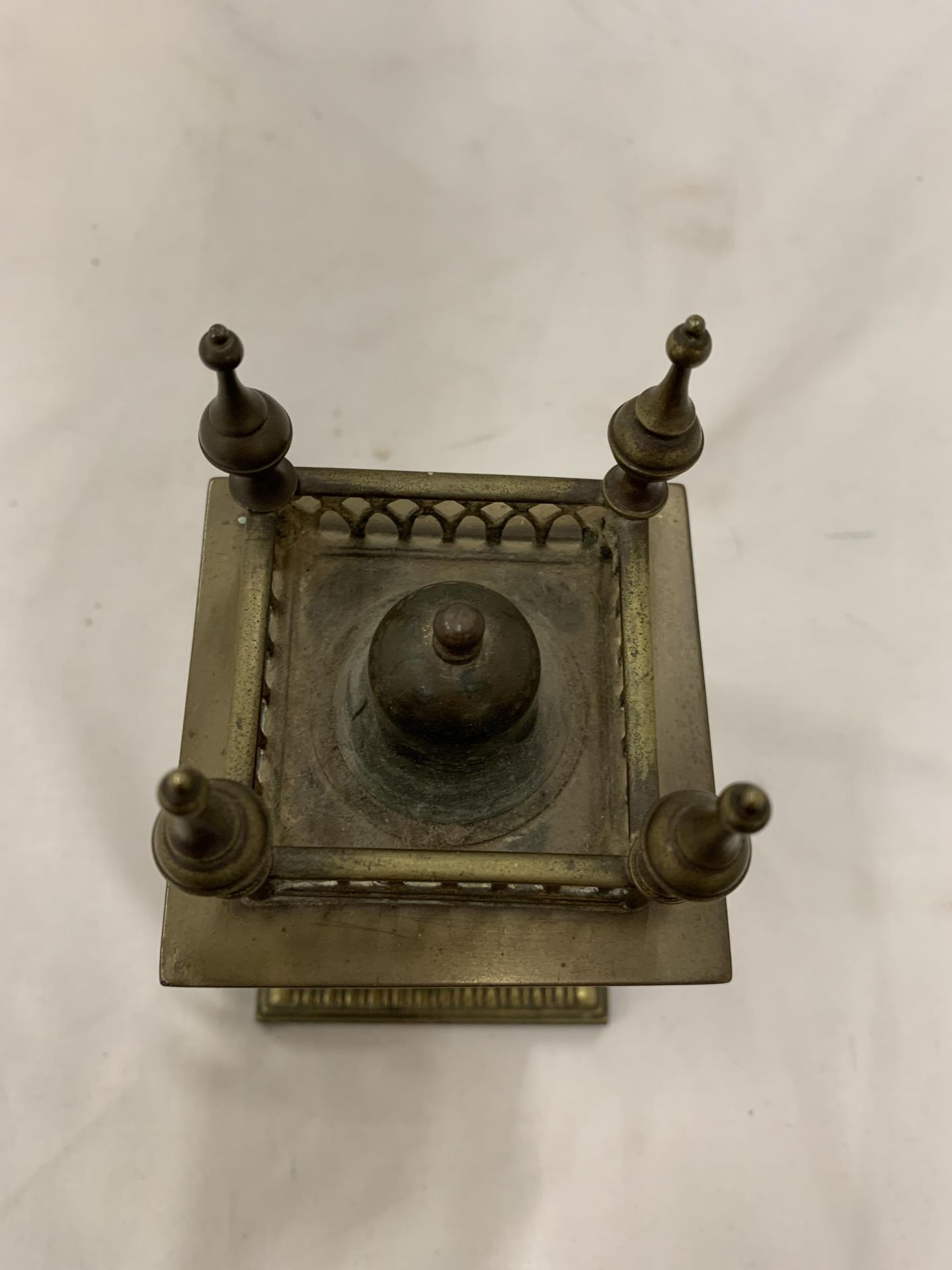 A VINTAGE BRASS MANTEL CLOCK ON A MARBLE BASE, WITH FOUR SPIRES TO THE TOP. WORKING WHEN - Bild 9 aus 9