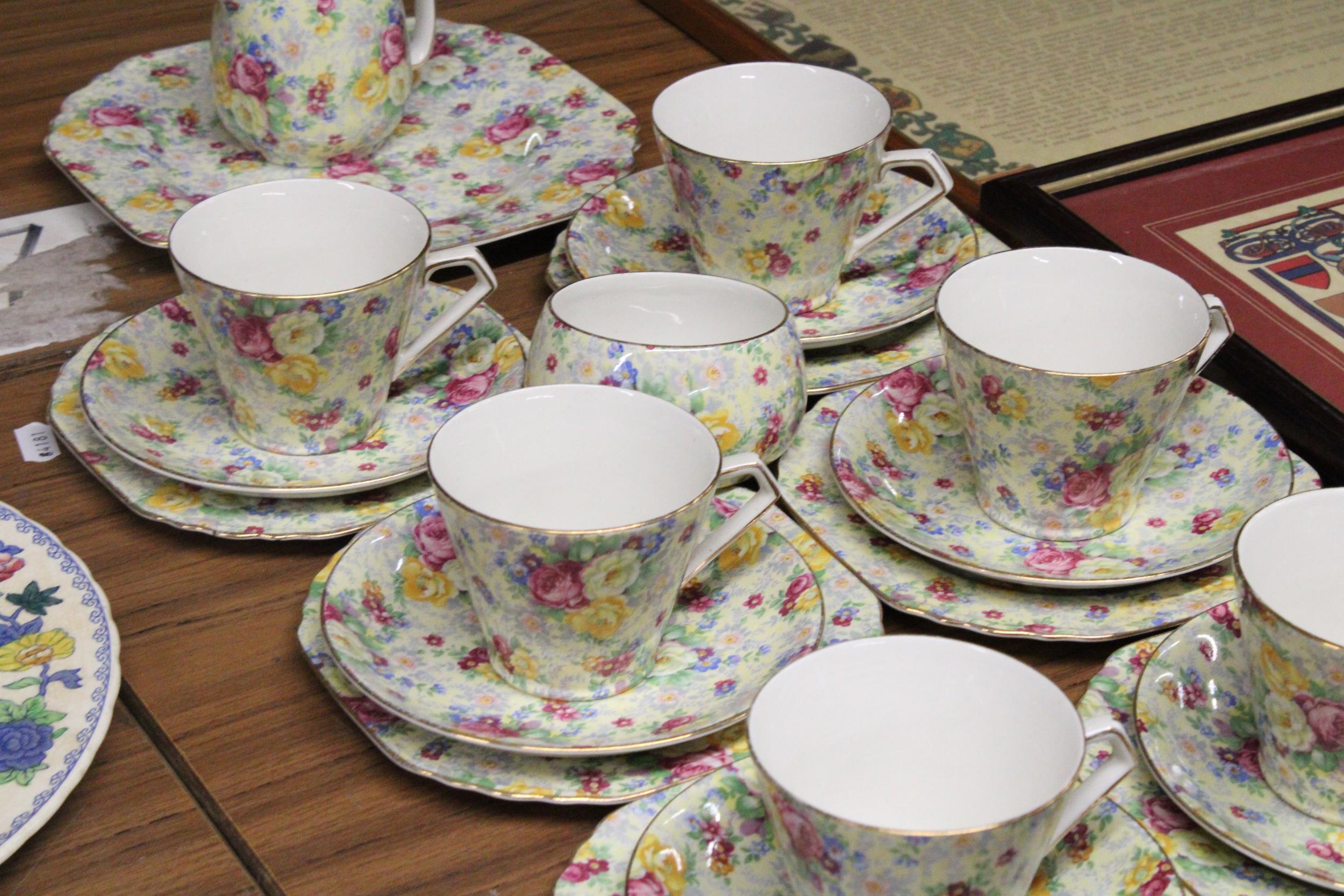 A LORD NELSON CHINTZ TEASET TO INCLUDE A CAKE PLATE, CREAM JUG, SUGAR BOWL, CUPS, SAUCERS AND SIDE - Image 3 of 5