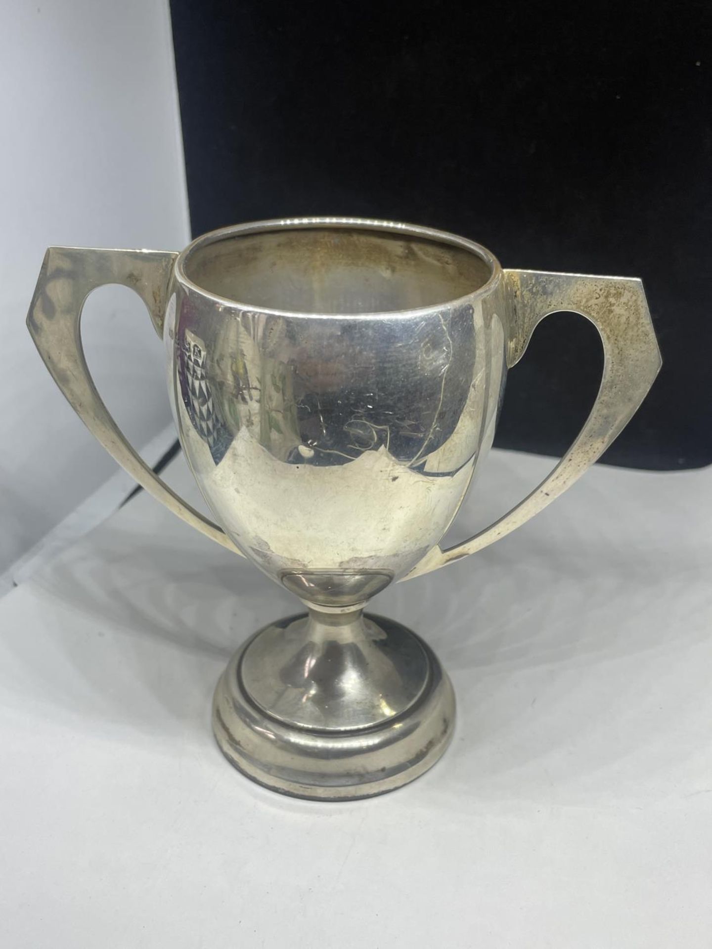 A HALLMARKED BIRMINGHAM SILVER TWIN HANDLED CUP GROSS WEIGHT 140.5 GRAMS - Image 3 of 4