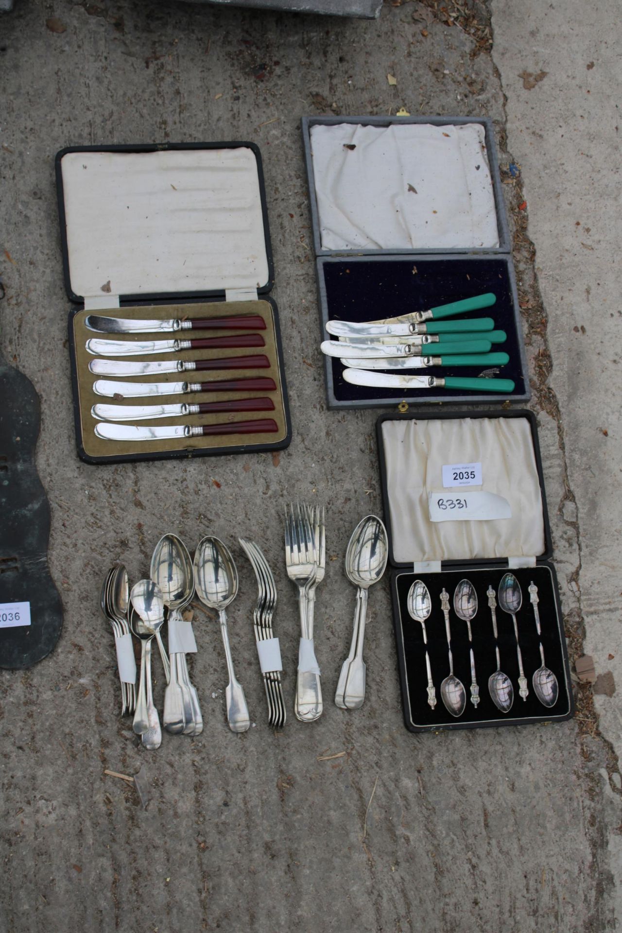 AN ASSORTMENT OF VINTAGE FLATWARE TO INCLUDE THREE CASED SETS - Image 2 of 2