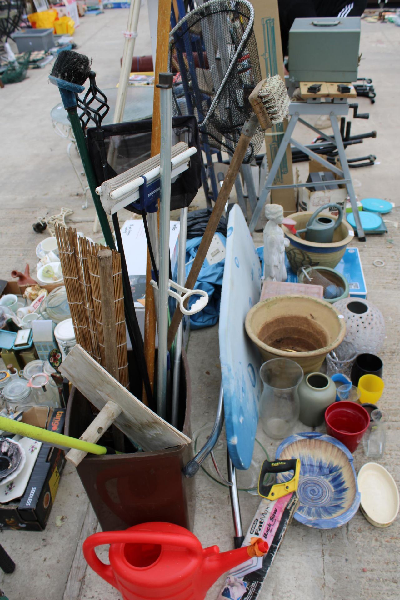 AN ASSORTMENT OF ITEMS TO INCLUDE GARDEN TOOLS, PLANT POTS AND A BBQ ETC - Image 3 of 4