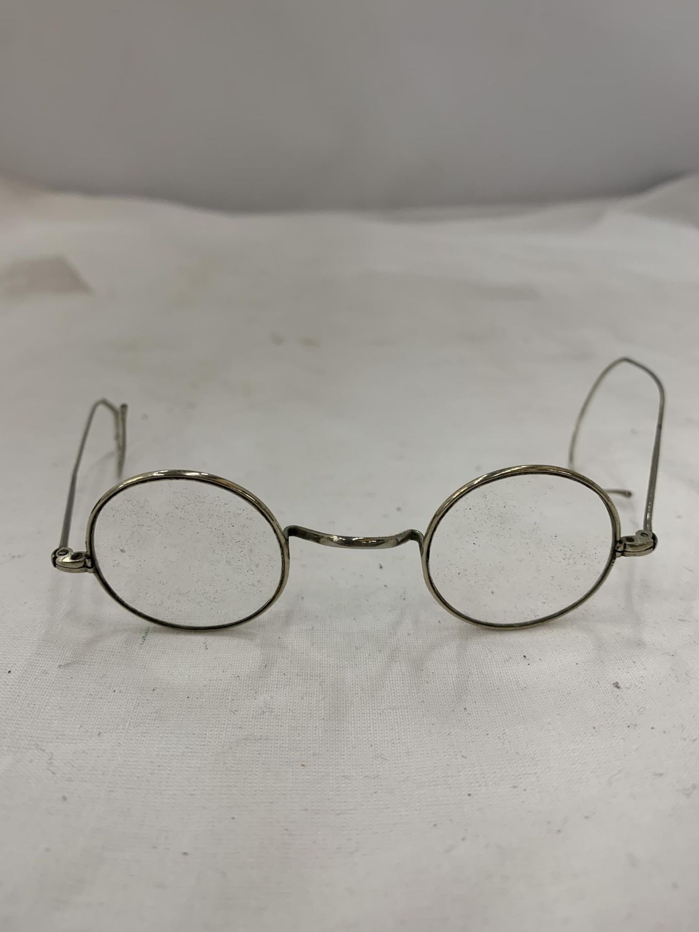 A PAIR OF VICTORIAN SPECTACLES, CASED - Image 2 of 3