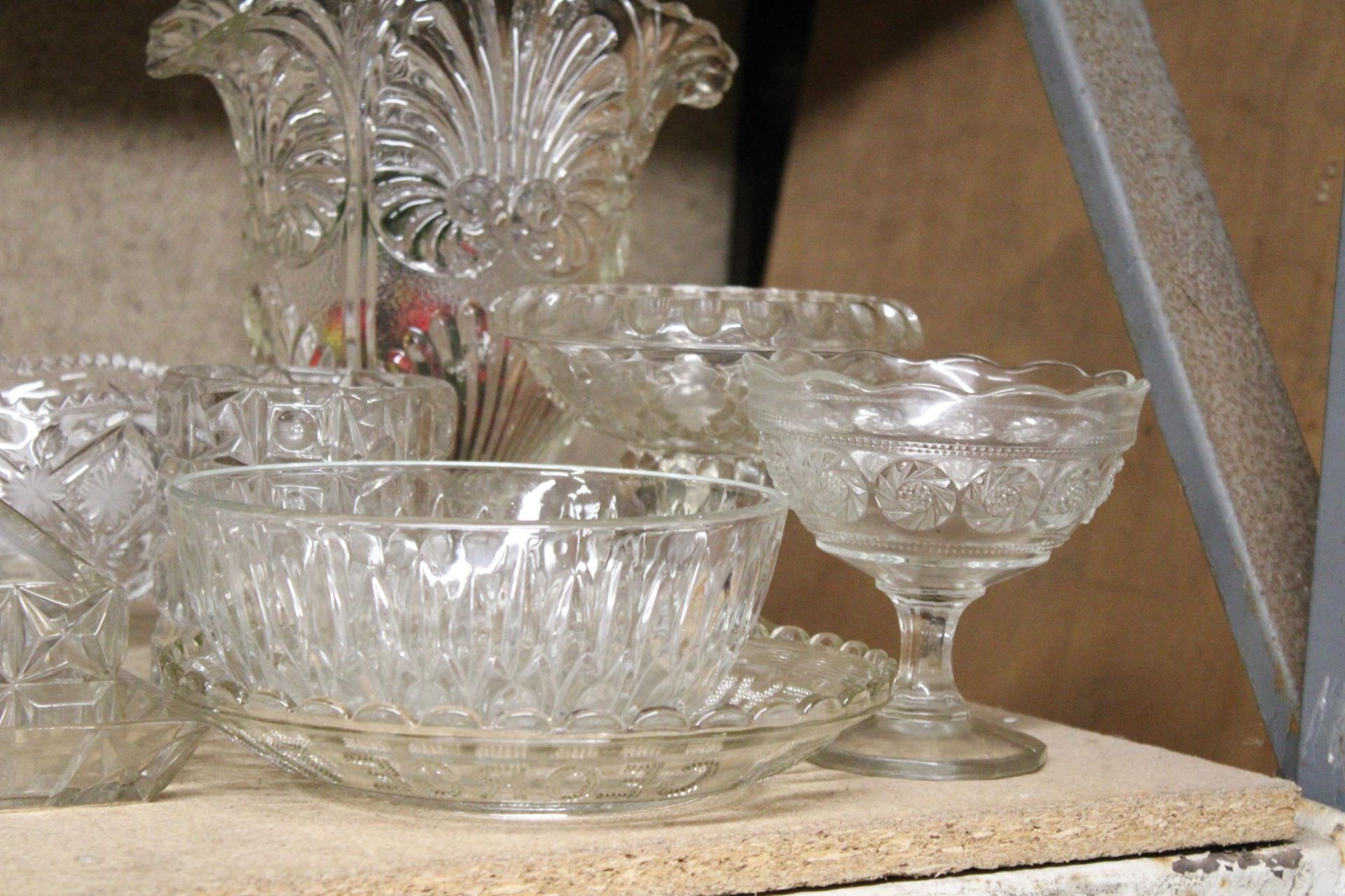 A QUANTITY OF GLASSWARE TO INCLUDE A LARGE VASE, BOWLS, FOOTED BOWLS, A CHEESE DISH, ETC - Image 3 of 4