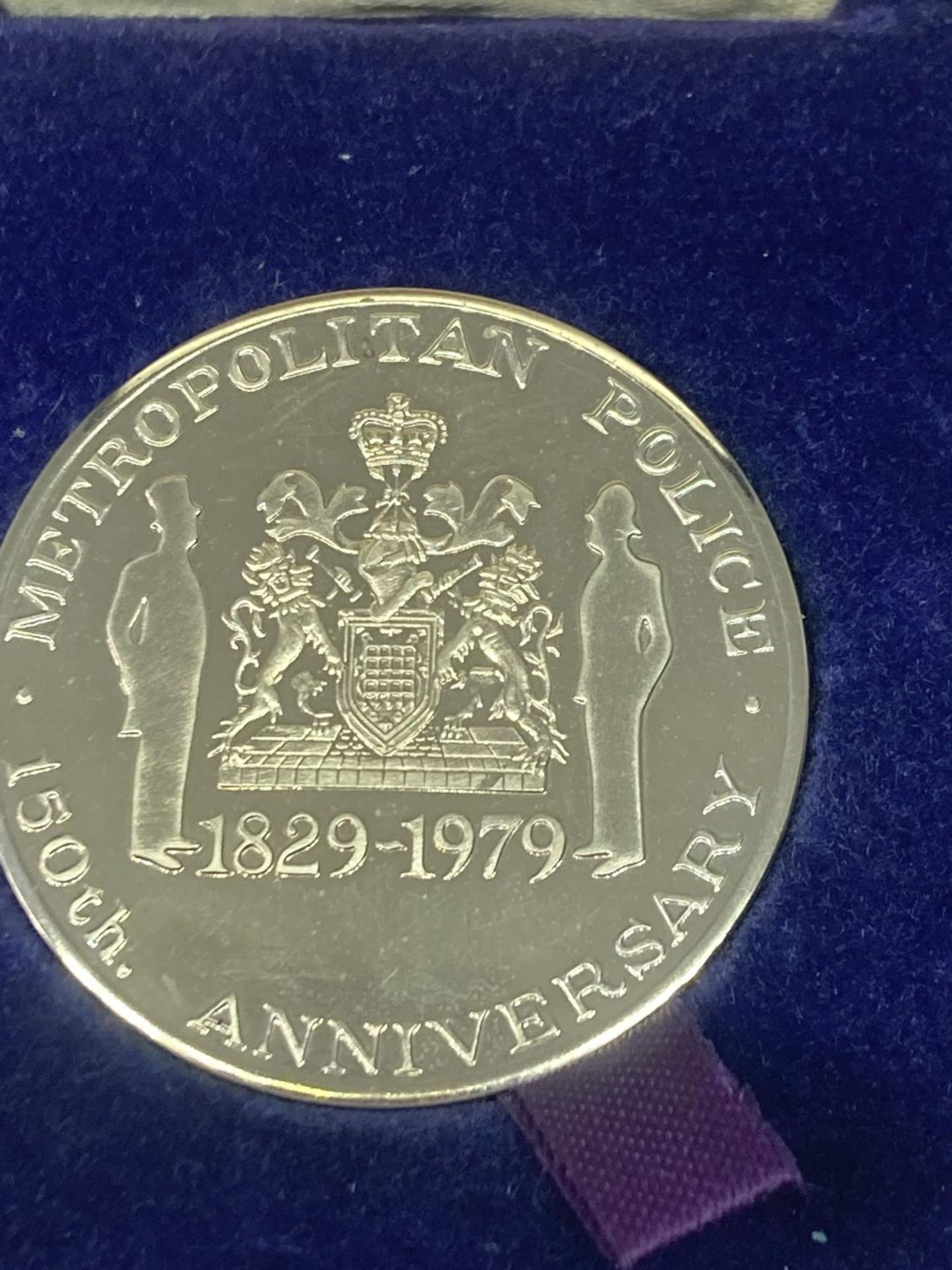 A SILVER TOWER MINT METROPOLITAN POLICE 150TH ANNIVERSARY MEDAL IN A PRESENTATION BOX - Image 6 of 8