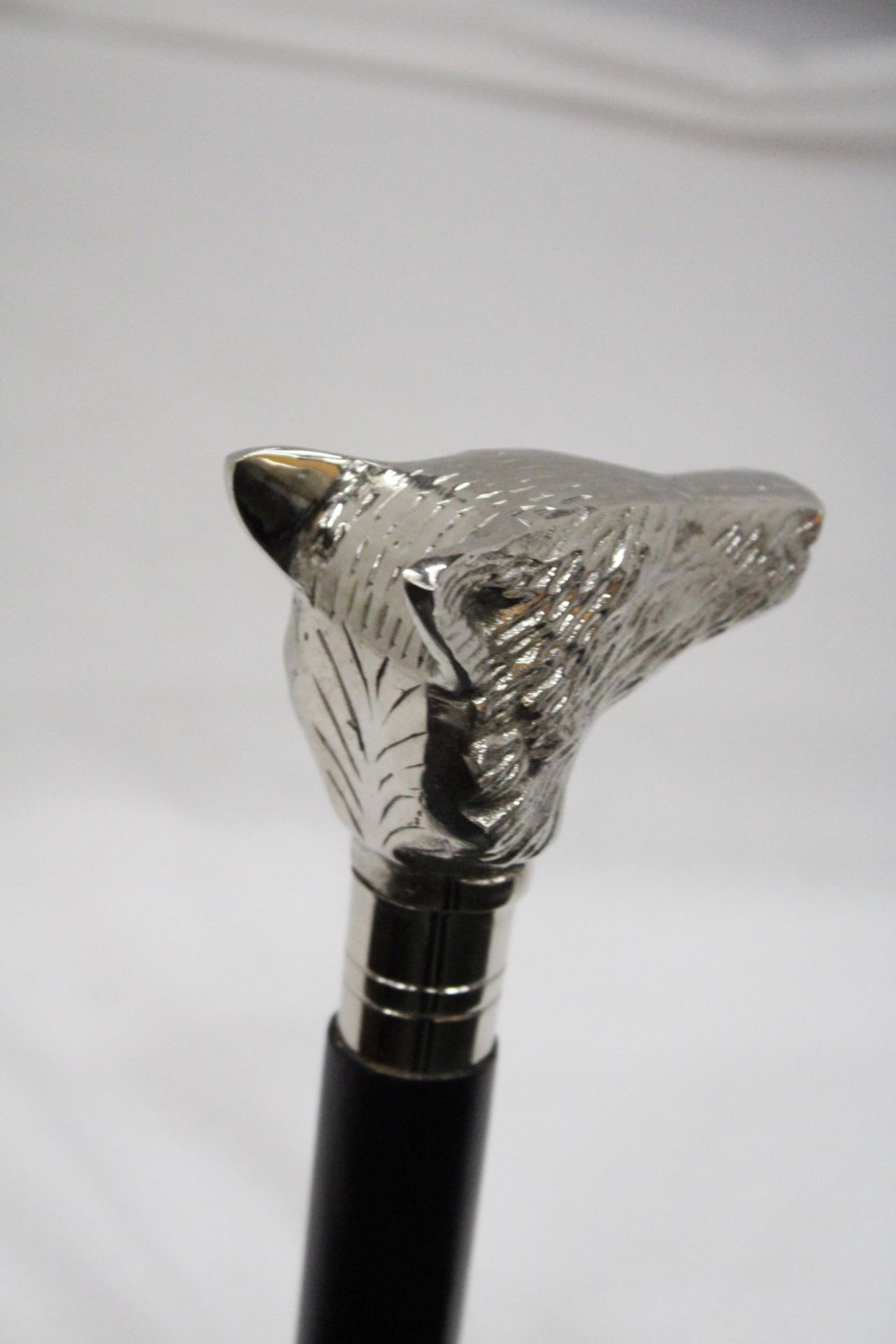 A WALKING STICK WITH A CHROME WOLF HANDLE - Image 4 of 6