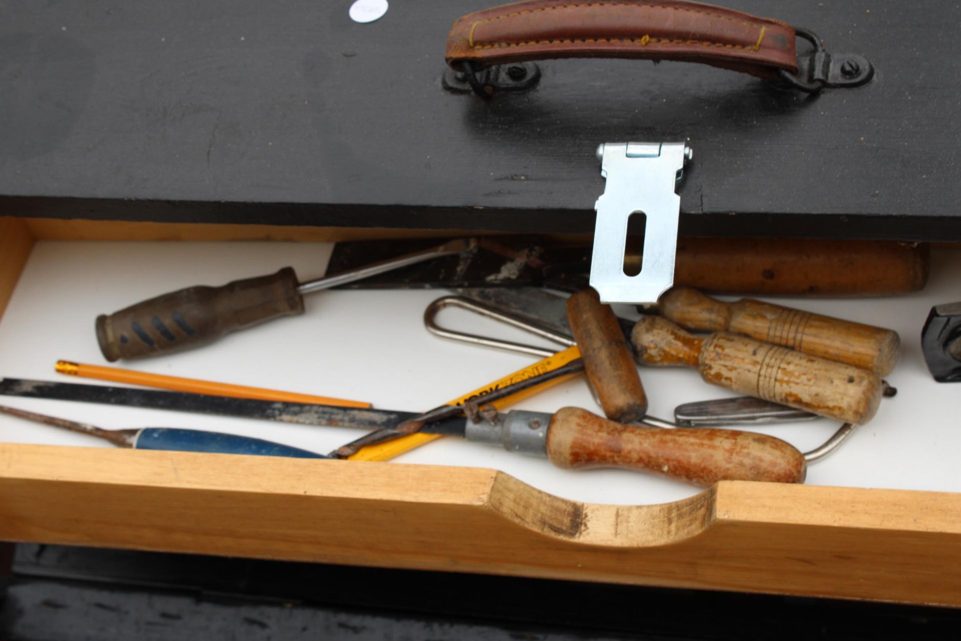 A VINTAGE WOODEN TOOL CHEST WITH AN ASSORTMENT OF TOOLS TO INCLUDE CHISELS AND AN ELECTRIC SANDER - Image 3 of 4