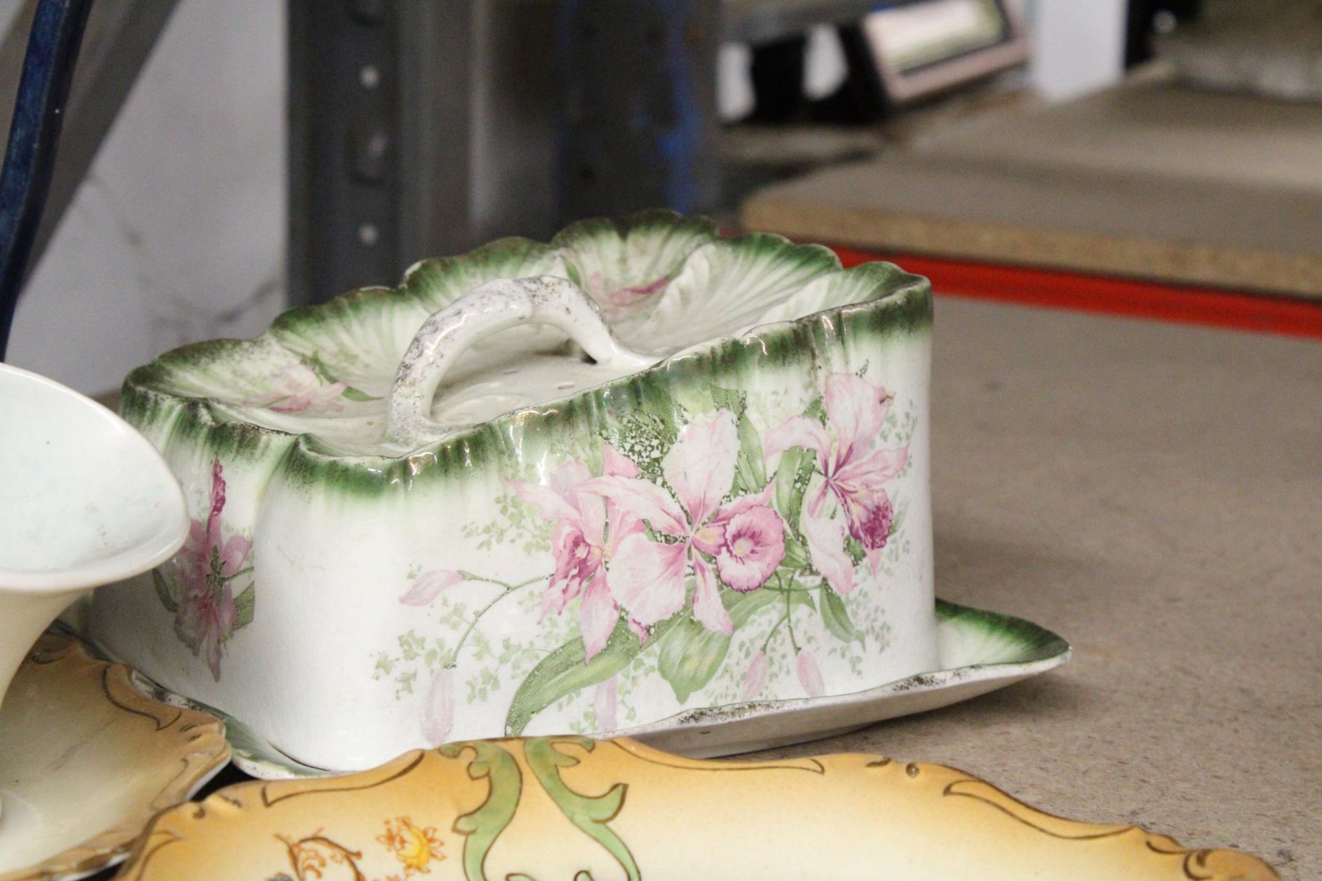 A MIXED LOT TO INCLUDE TWO ROYAL FOLEY WARE PLATES, A RADFORD POSY BOWL, A OLDCOURT WARE HANDPAINTED - Image 3 of 4