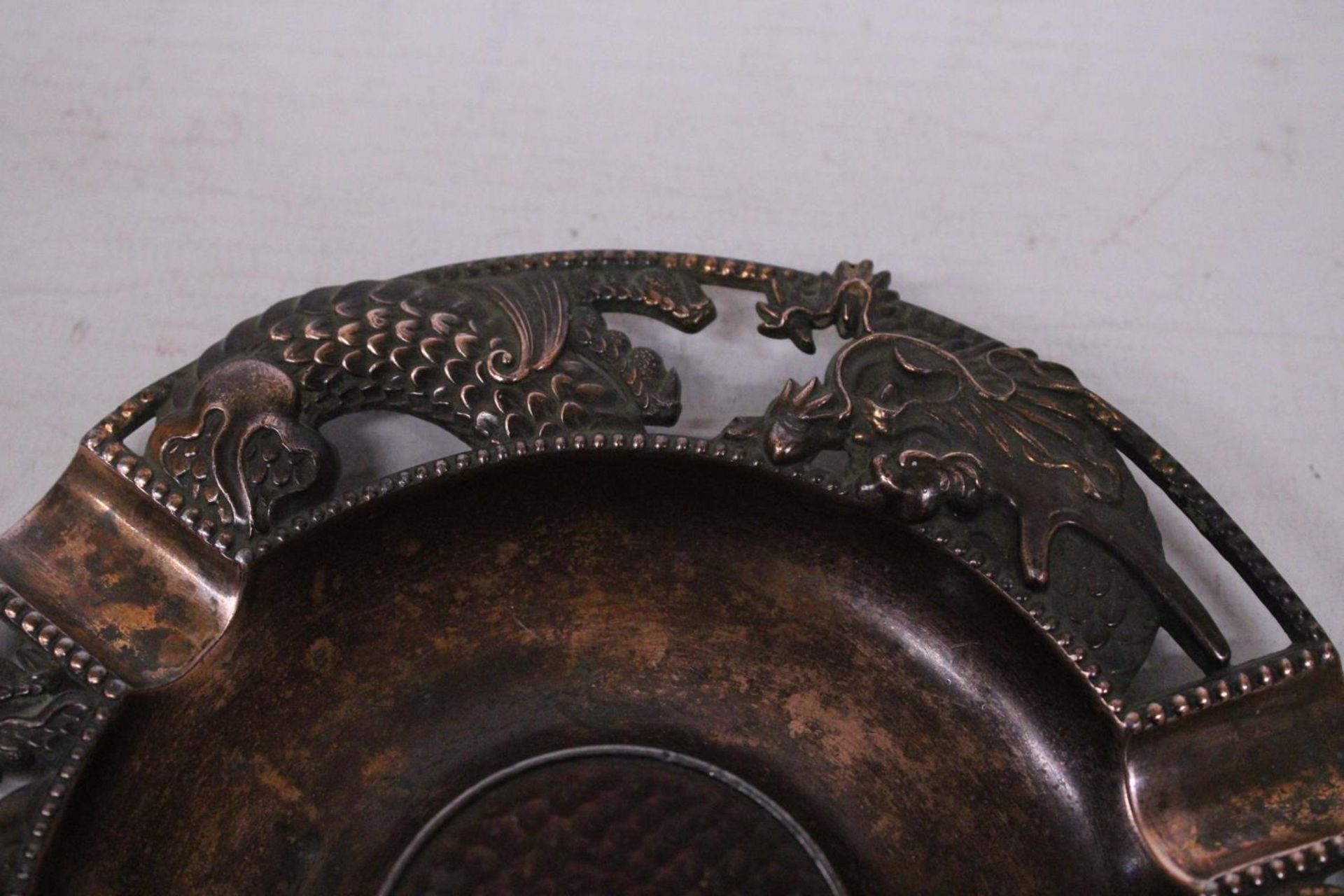 A VINTAGE (POSSIBLY BRONZE) ORIENTAL ASHTRAY WITH DRAGON DESIGN TOGETHER WITH A WHITE METAL LIDDED - Image 5 of 6