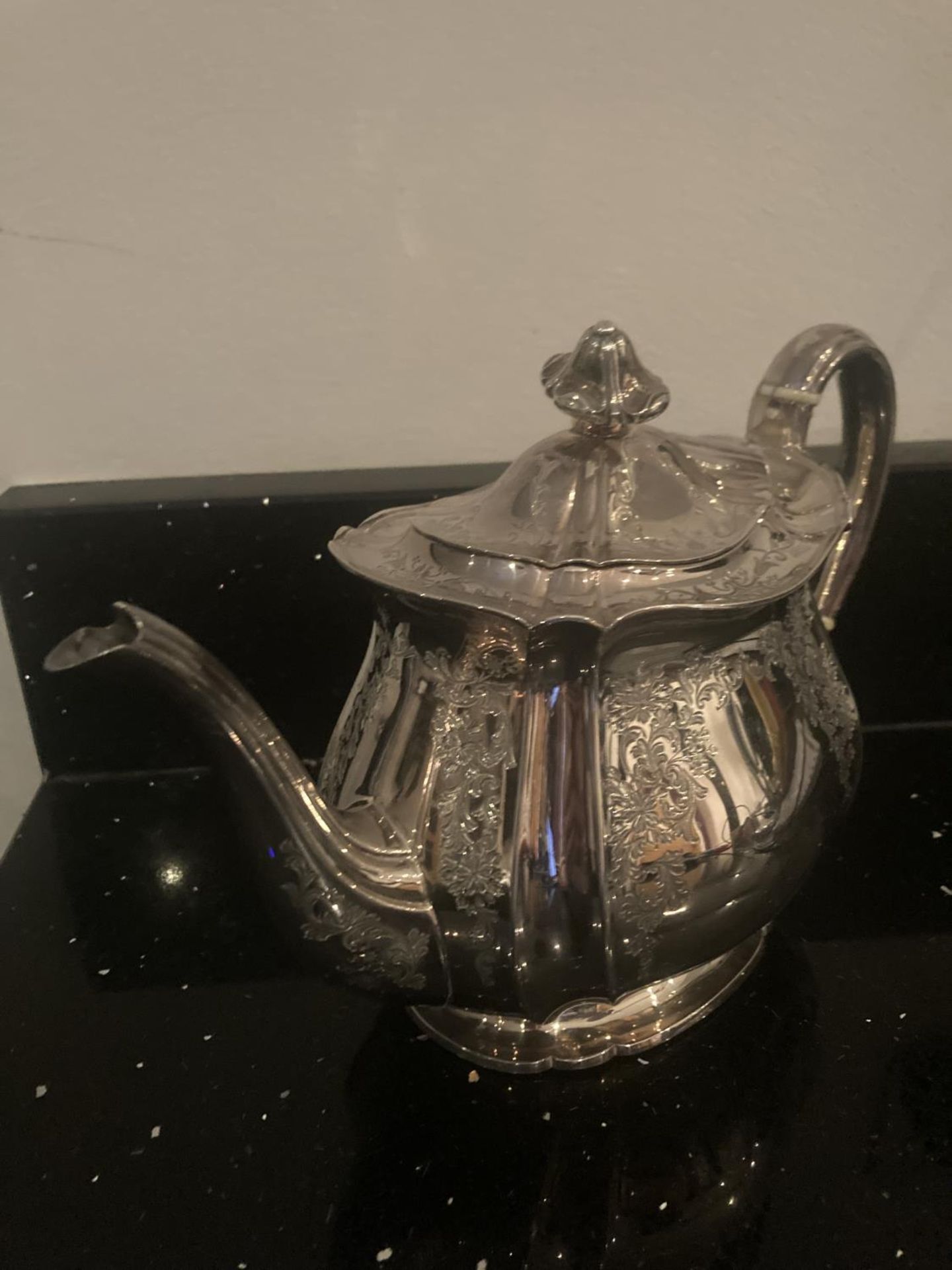 A DECORATIVE HALLMARKED SHEFFIELD TEAPOT GROSS WEIGHT 654 GRAM - Image 2 of 4