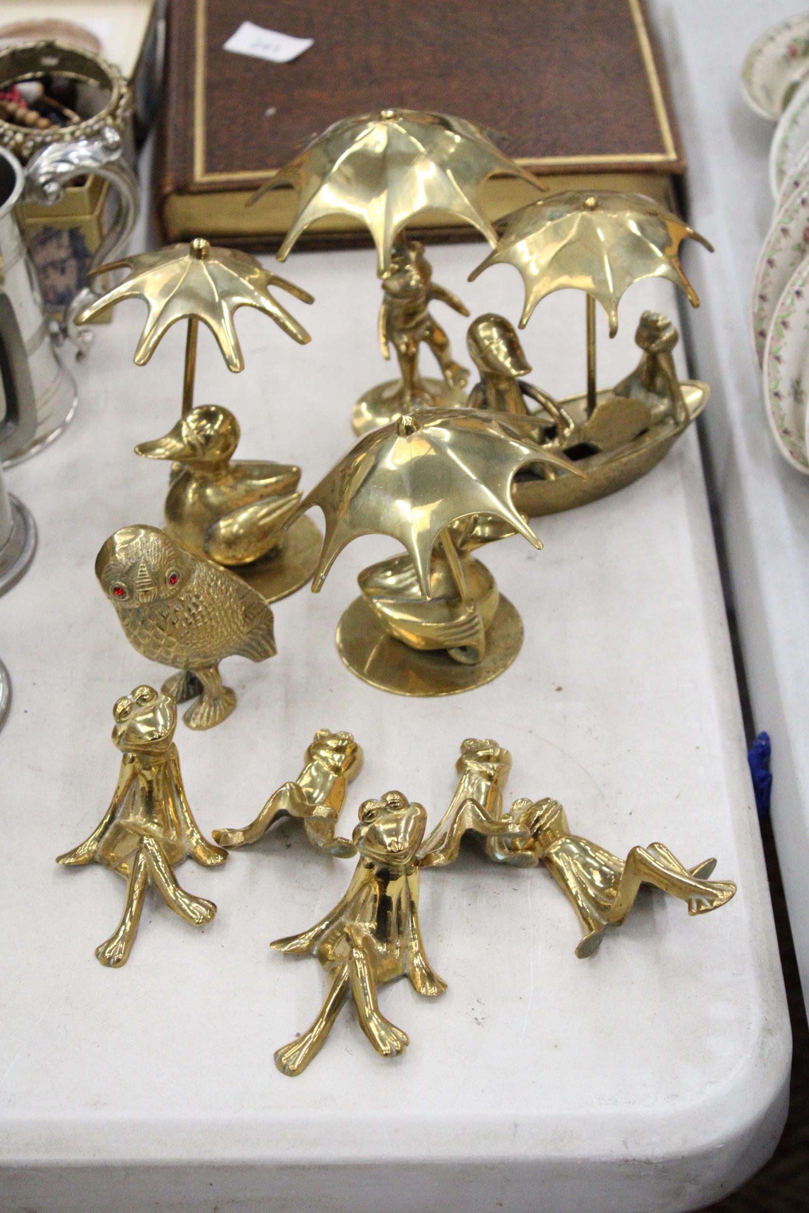 A MIXED LOT OF ANIMAL ORNAMENT BRASSWARE TO INCLUDE FROGS, DUCKS AND OWL