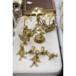 A MIXED LOT OF ANIMAL ORNAMENT BRASSWARE TO INCLUDE FROGS, DUCKS AND OWL