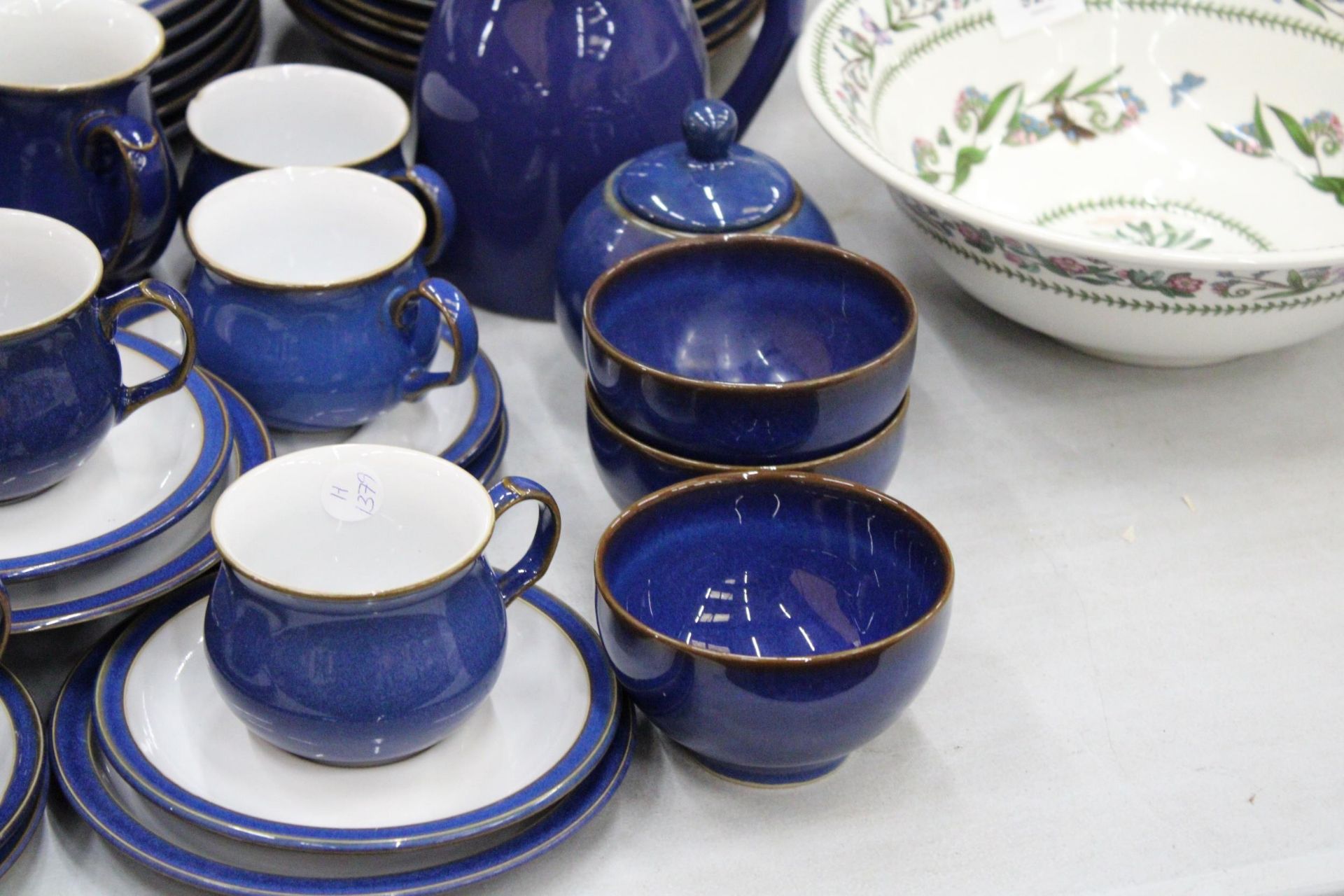 A DENBY COBALT BLUE DINNER SERVICE TO INCLUDE VARIOUS SIZES OF PLATES, BOWLS, A LARGE JUG, SUGAR - Image 3 of 5