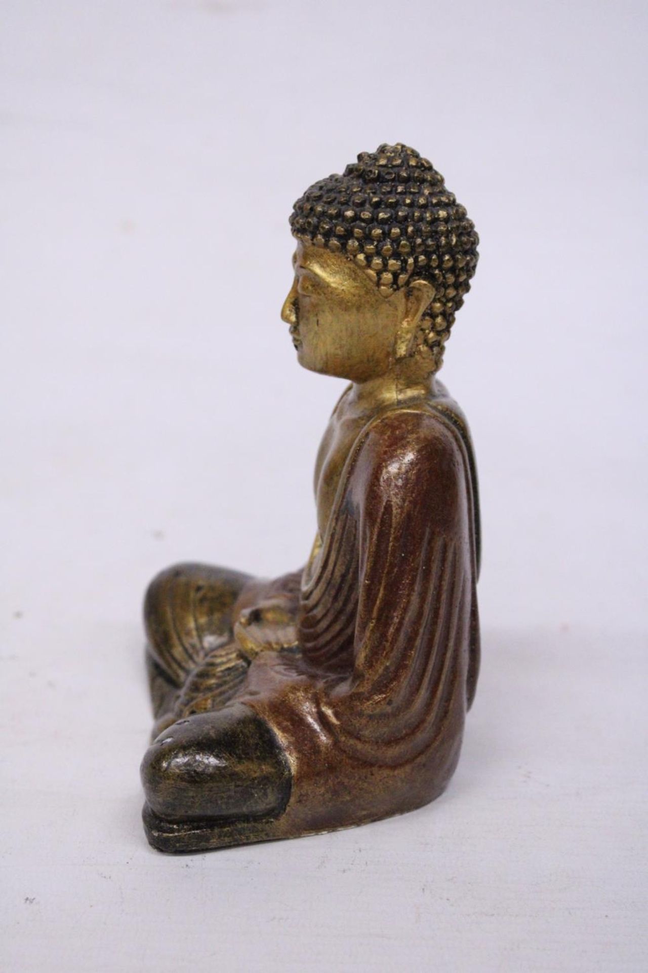A SMALL RESIN GOLD COLOURED BUDDHA STATUE (16 CM) - Bild 2 aus 5
