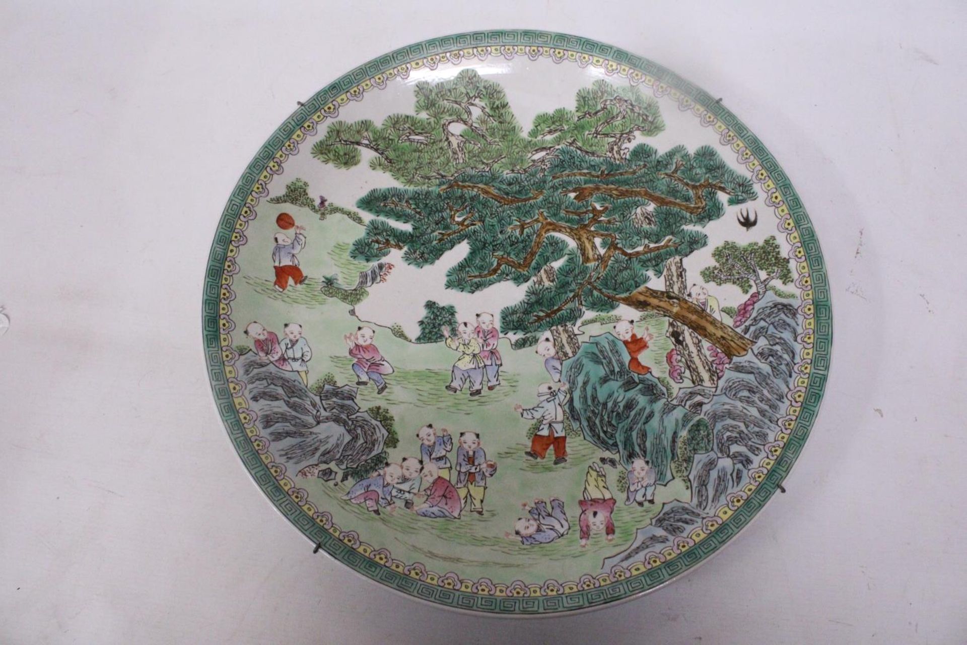 A LARGE CHINESE FAMILLE VERTE CHARGER WITH BOYS AT PLAY SCENE, FOUR CHARACTER MARK TO BASE