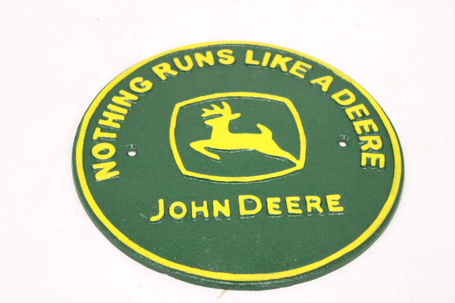 A CAST 'NOTHING RUNS LIKE A DEERE' CIRCULAR JOHN DEERE SIGN - Image 4 of 4