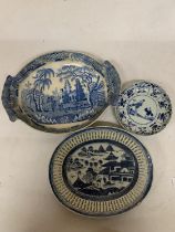 THREE ITEMS OF BLUE AND WHITE PORCELAIN WITH ORIENTAL SCENES