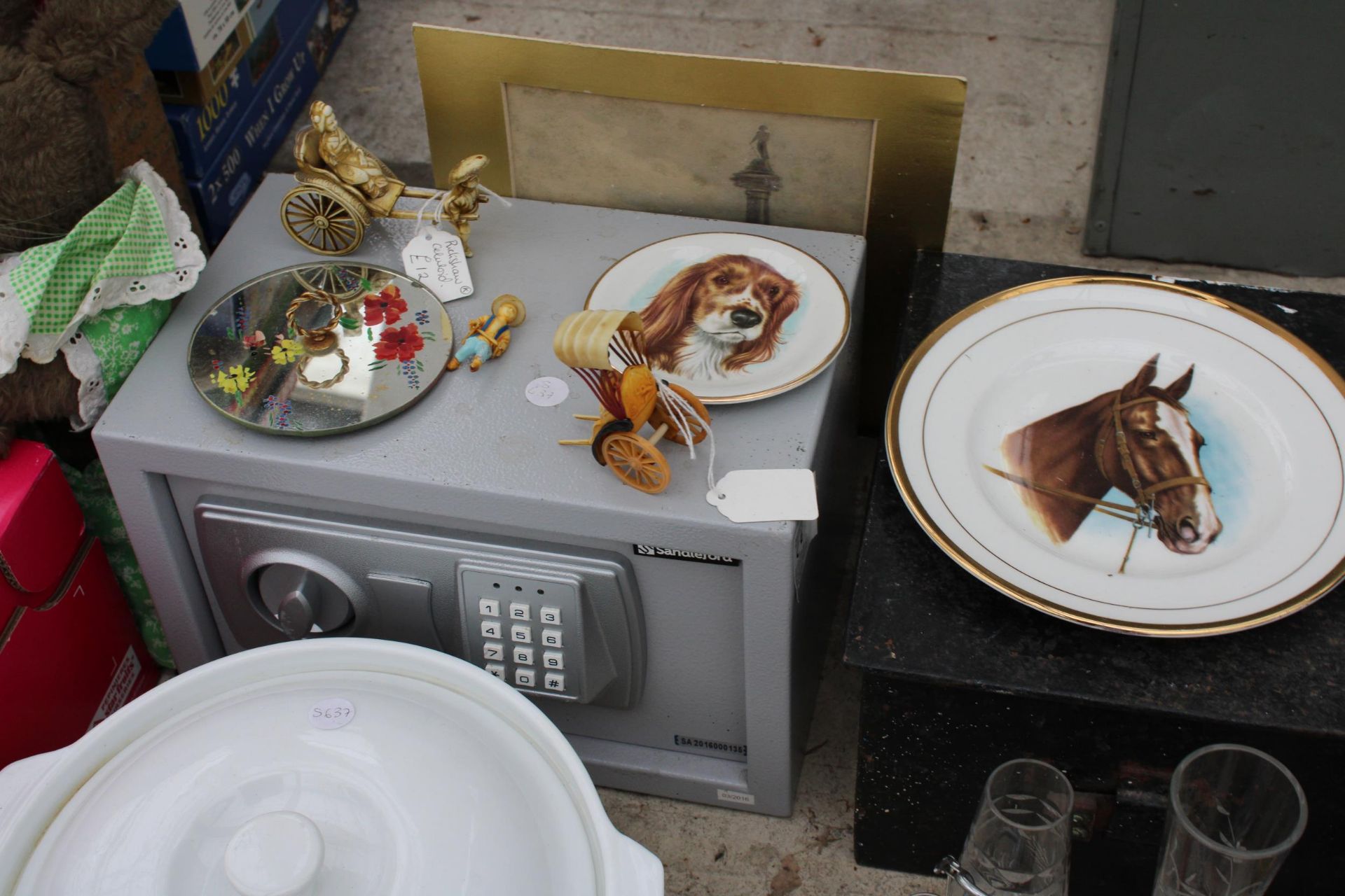 AN ASSORTMENT OF ITEMS TO INCLUDE A DIGITAL SAFE, MUSICAL INSTRUMENTS AND A COOKING POT ETC - Image 4 of 4