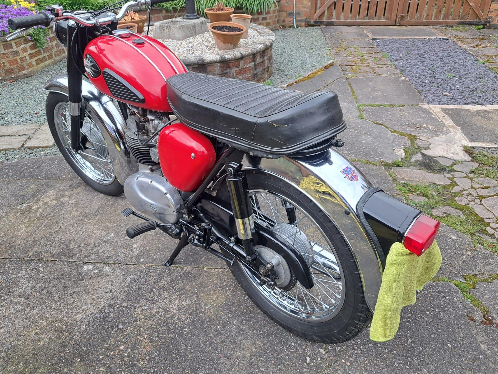 A 1963 BSA 350 MOTORCYCLE - ON A V5C, VENDOR STATES GOOD STARTER AND RUNNER, FROM A PRIVATE - Image 4 of 5