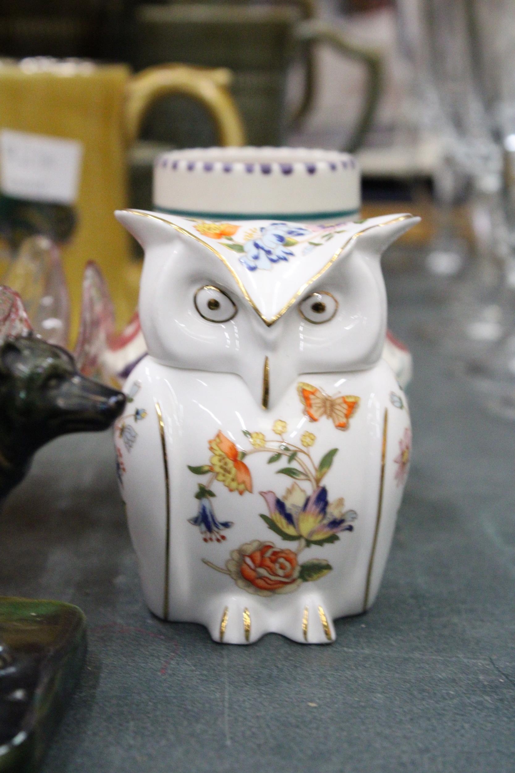 A QUANTITY OF CERAMICS TO INCLUDE POOLE POTTERY VASES, AN AYNSLEY OWL TRINKET BOX, SMALL TOBY - Image 4 of 8