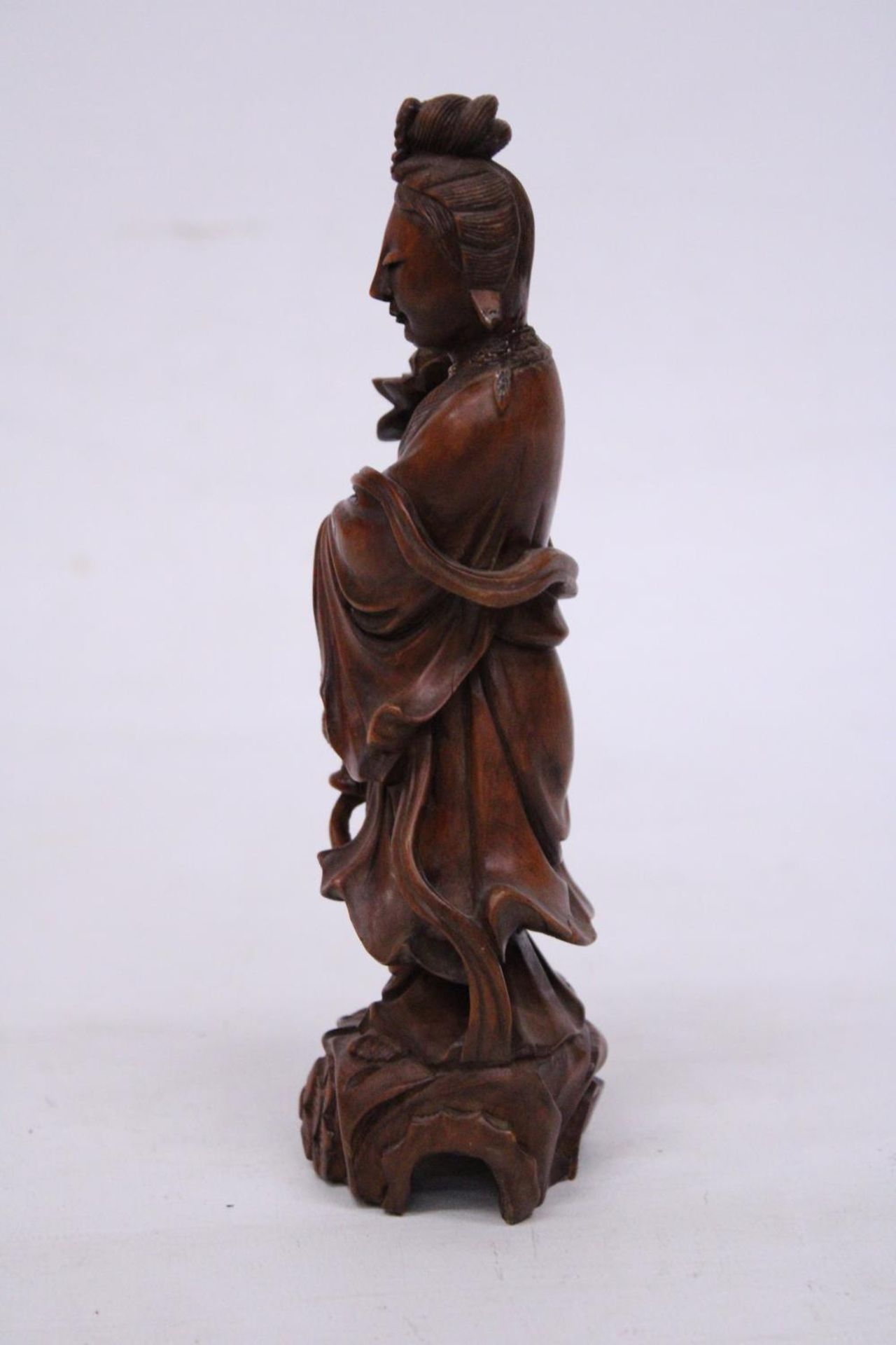 A CHINESE CARVED ROOTWOOD FIGURE OF A GEISHA GIRL, HEIGHT 19.5 CM - Image 2 of 5