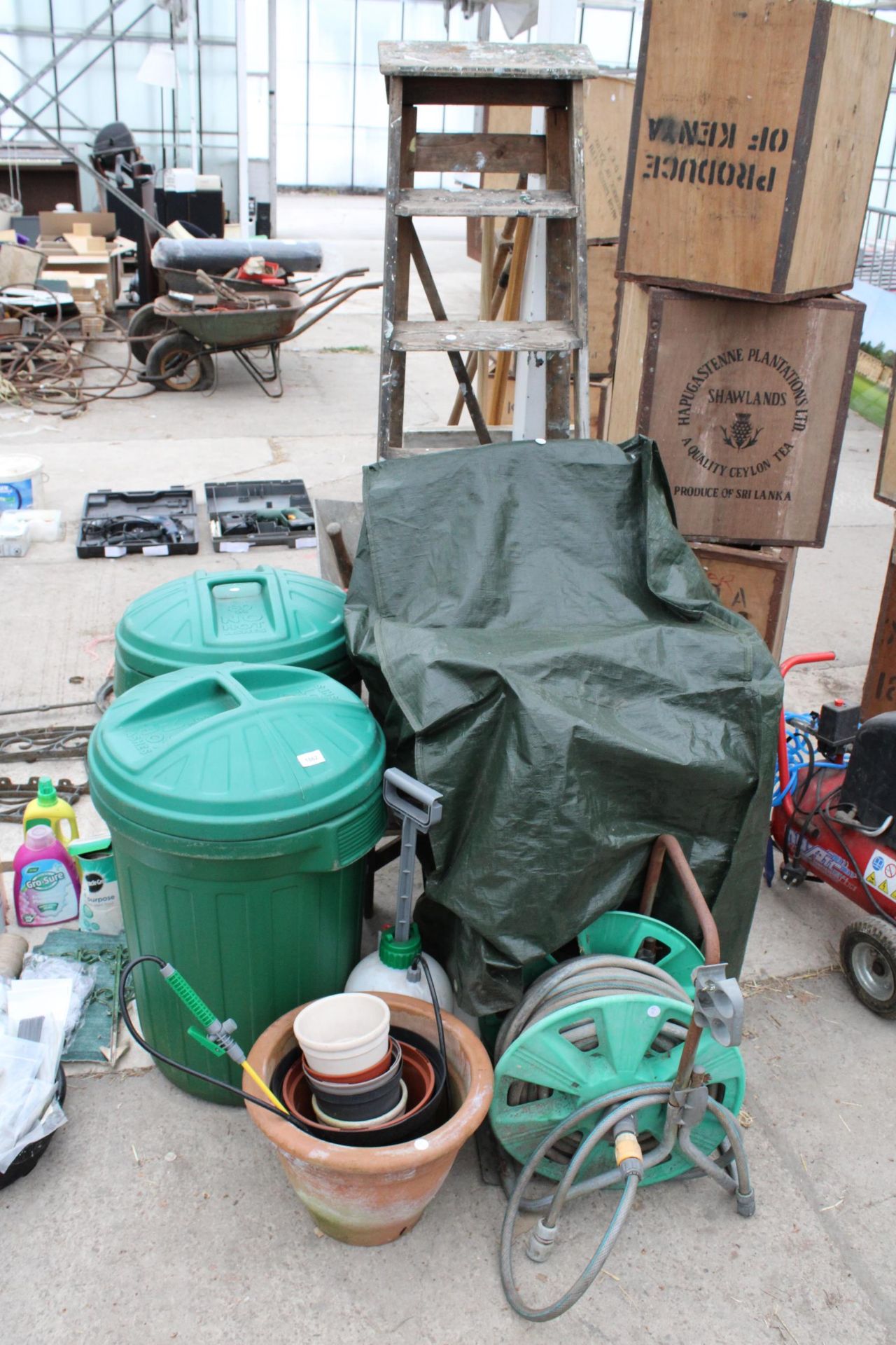 AN ASSORTMENT OF GARDEN ITEMS TO INCLUDE PLANT POTS, A HOSE REEL AND A WOODEN STEP LADDER ETC