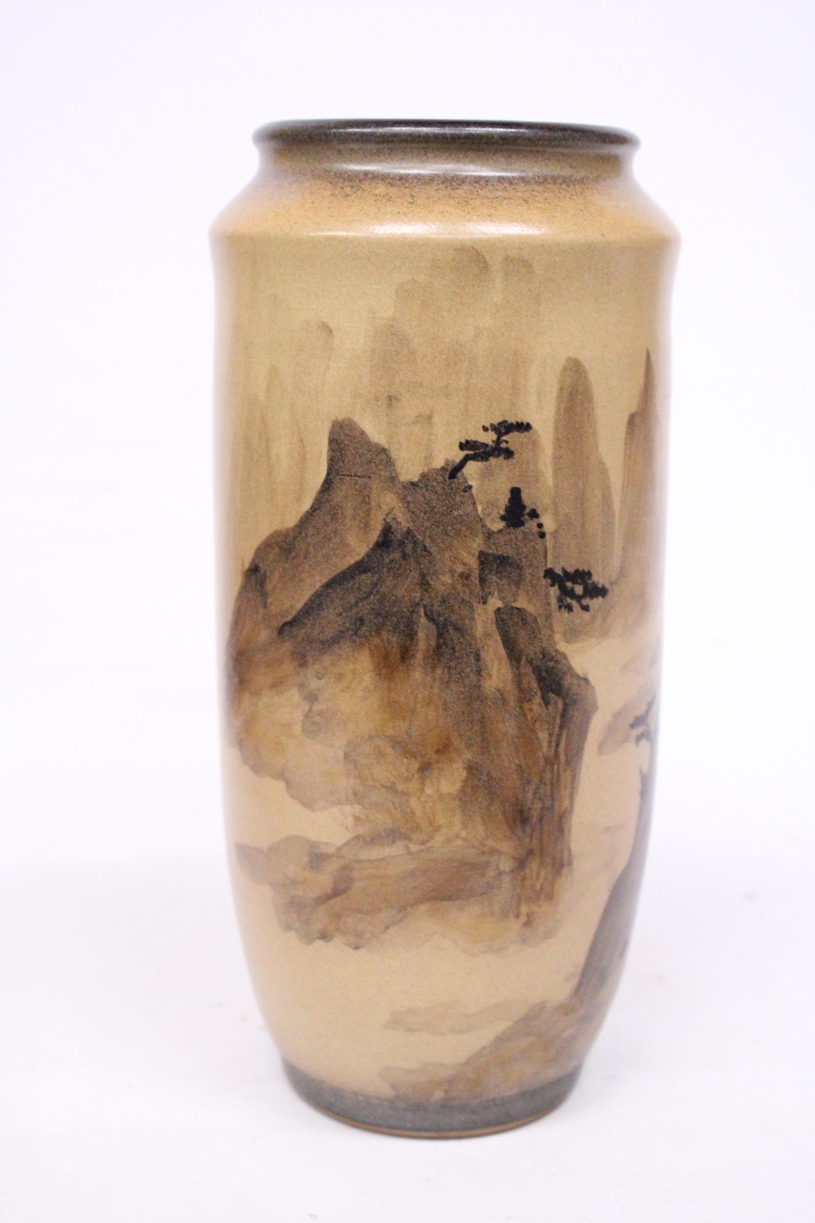 A JAPANESE STONEWARE VASE WITH AN ORIENTAL LANDSCAPE SCENE WITH SIGNATURE - 29 CM - Image 2 of 6