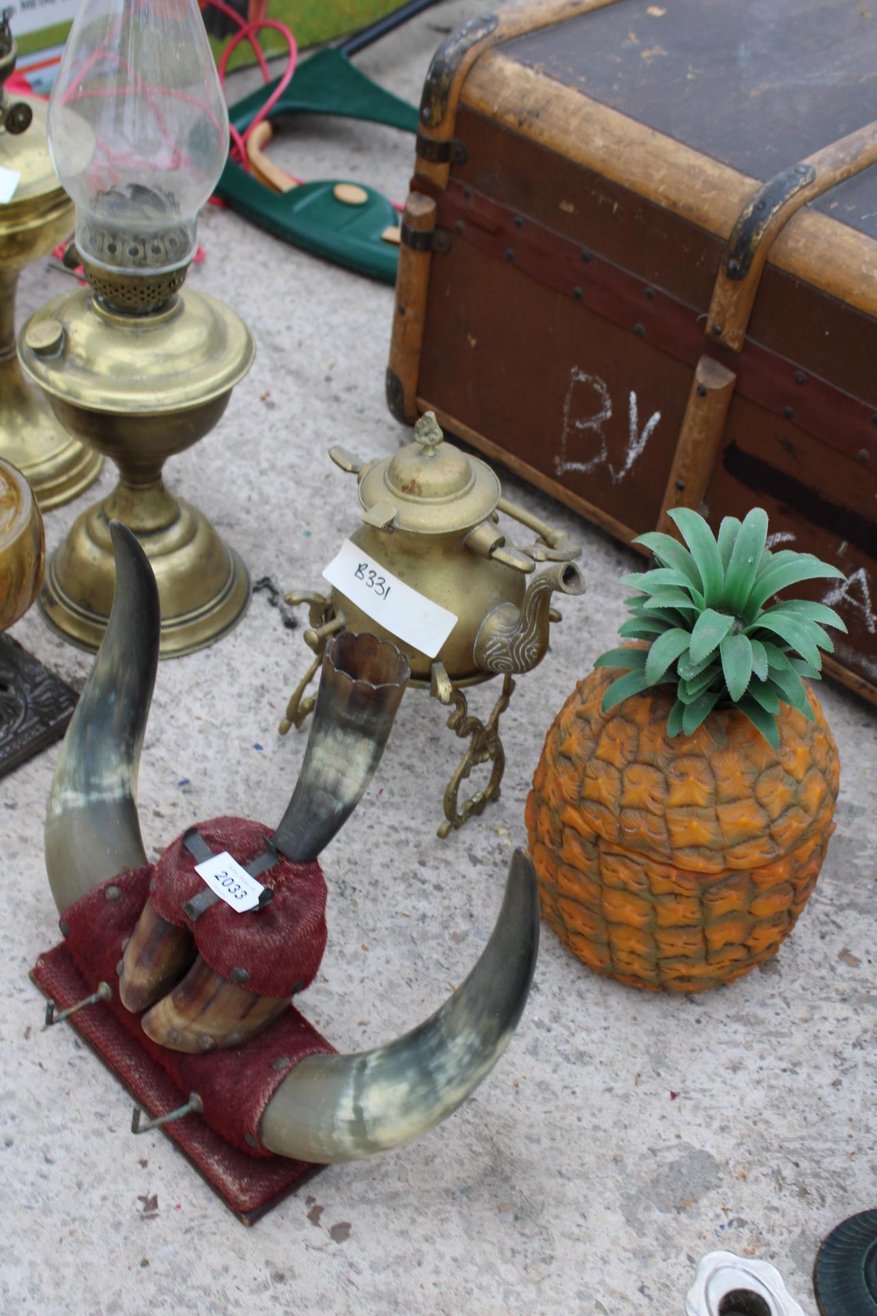 AN ASSORTMENT OF VINTAGE ITEMS TO INCLUDE A BRASS SPIRIT KETTLE, OIL LAMPS AND A PAIR OF CATTLE - Bild 2 aus 3
